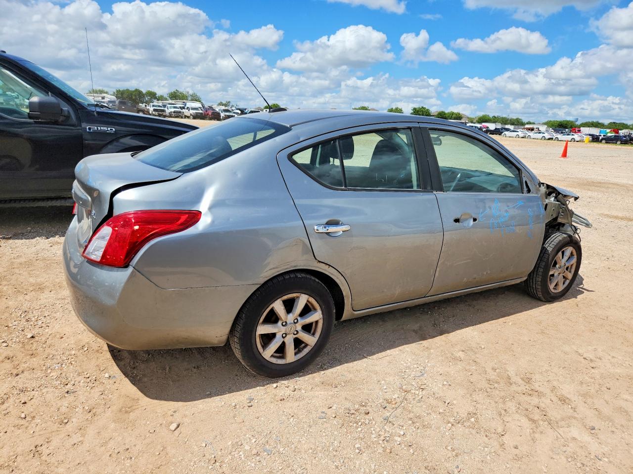 2012 Nissan Versa 1.6 S Silver vin: 3N1CN7AP4CL826833