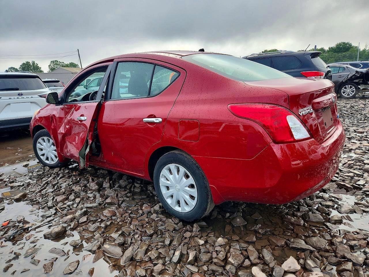 2012 Nissan Versa 1.6 S Red vin: 3N1CN7AP4CL843485
