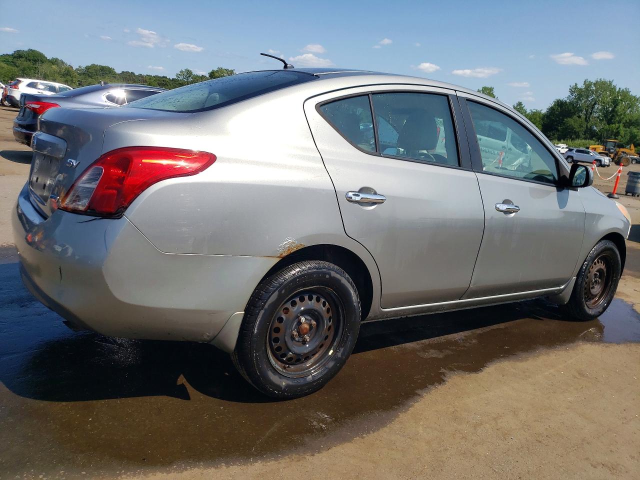 2012 Nissan Versa 1.6 S Silver vin: 3N1CN7AP4CL872758