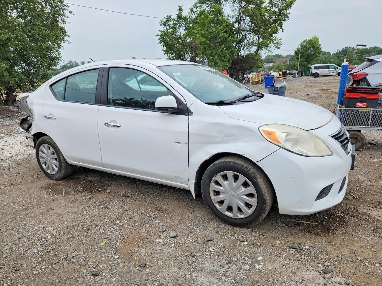 2013 Nissan Versa 1.6 S Белый vin: 3N1CN7AP4DL844184
