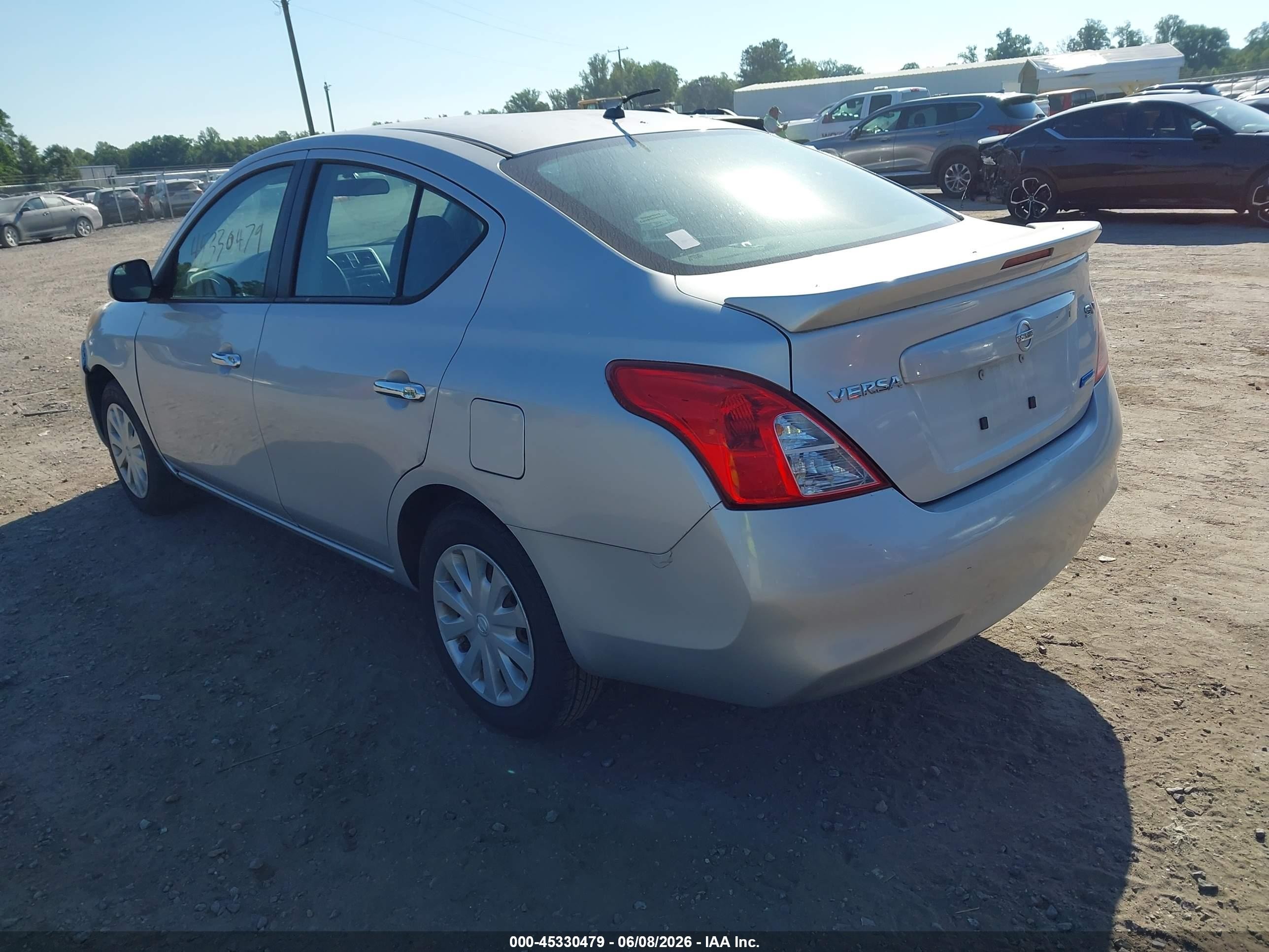 2013 Nissan Versa 1.6 Sv Серебряный vin: 3N1CN7AP4DL858991