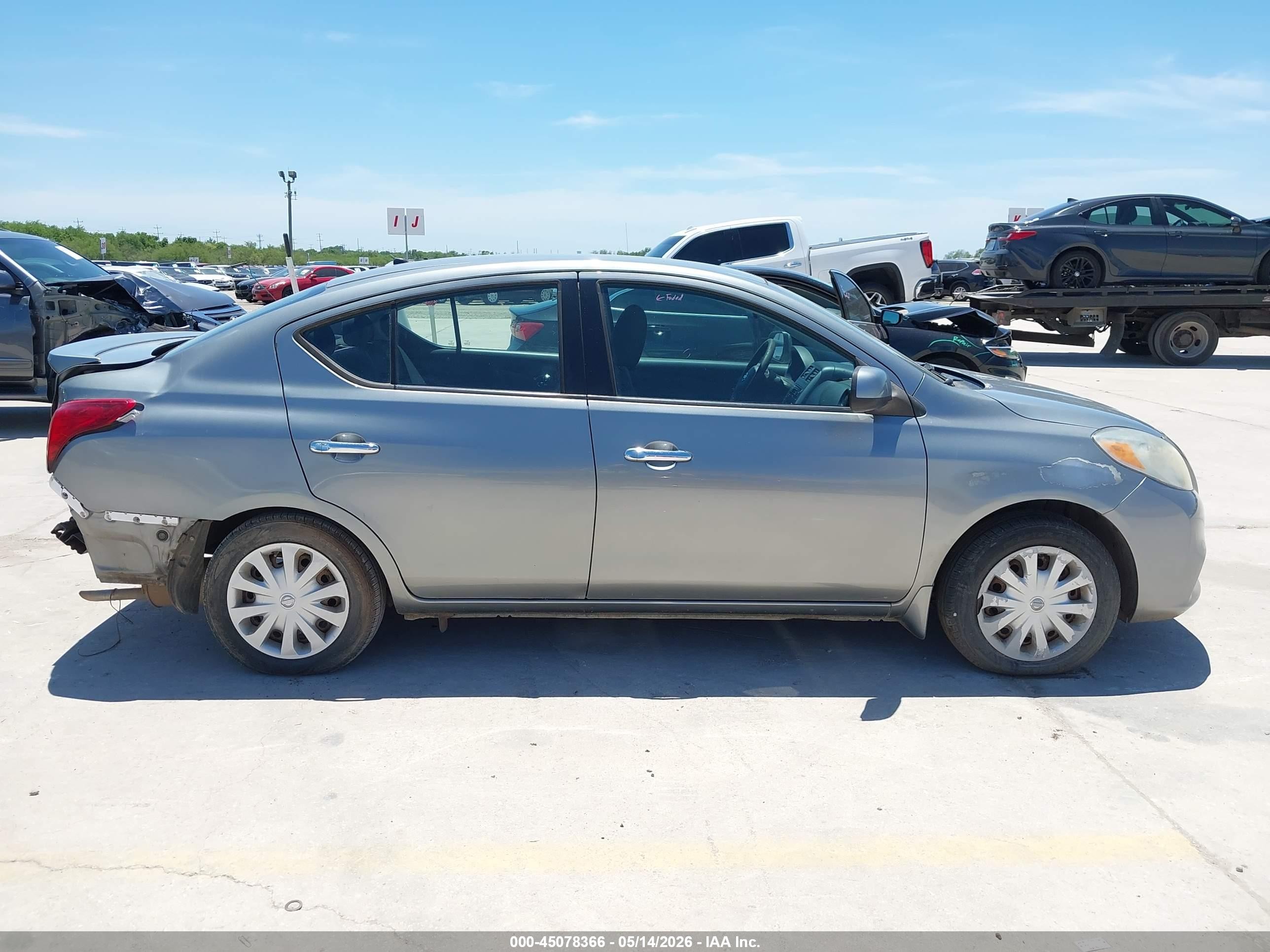 2013 Nissan Versa 1.6 Sv Silver vin: 3N1CN7AP4DL889058