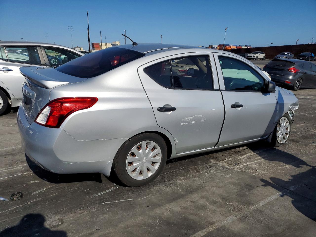 2014 Nissan Versa 1.6 S Silver vin: 3N1CN7AP4EL825068