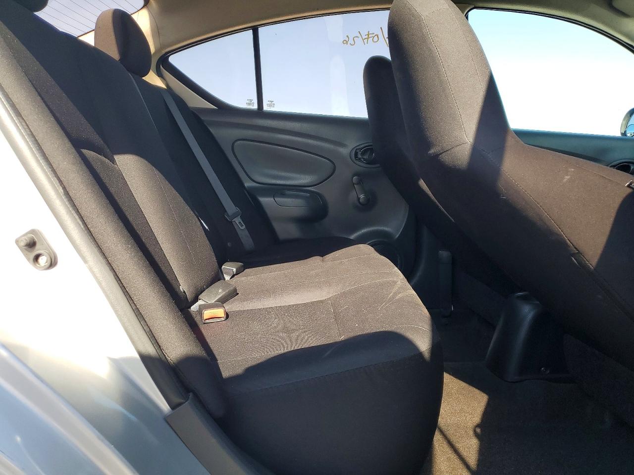 2014 Nissan Versa 1.6 S Silver vin: 3N1CN7AP4EL825068