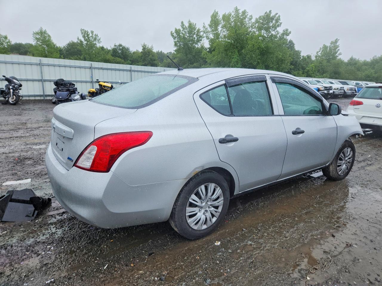 2014 Nissan Versa 1.6 S Silver vin: 3N1CN7AP4EL858152