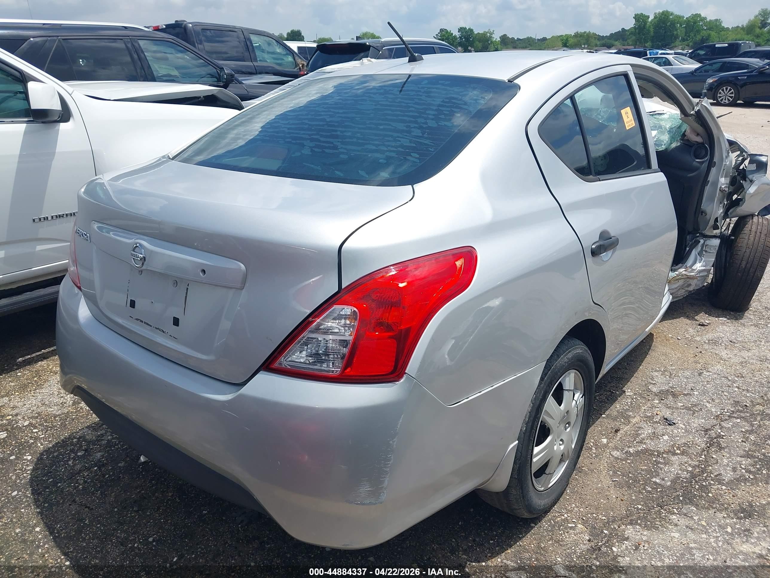 2015 Nissan Versa 1.6 S Silver vin: 3N1CN7AP4FL860002