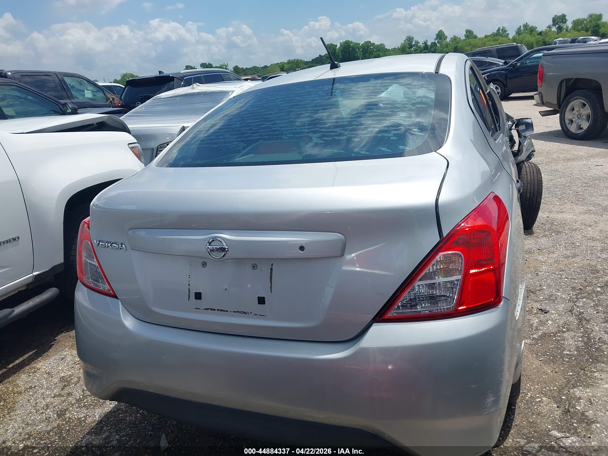 2015 Nissan Versa 1.6 S Silver vin: 3N1CN7AP4FL860002