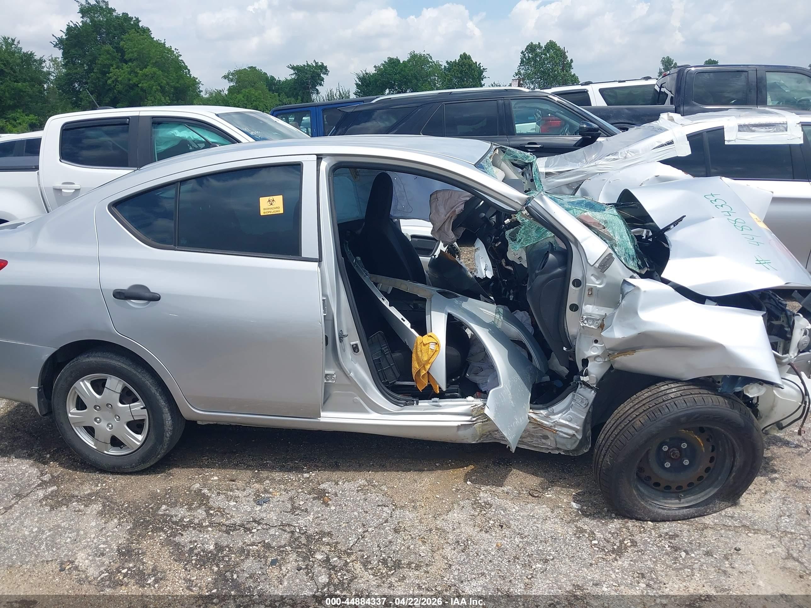 2015 Nissan Versa 1.6 S Silver vin: 3N1CN7AP4FL860002