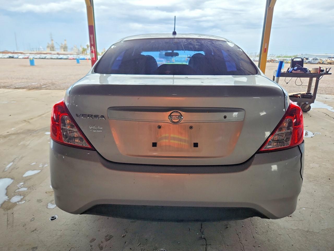 2015 Nissan Versa 1.6 S Silver vin: 3N1CN7AP4FL919923