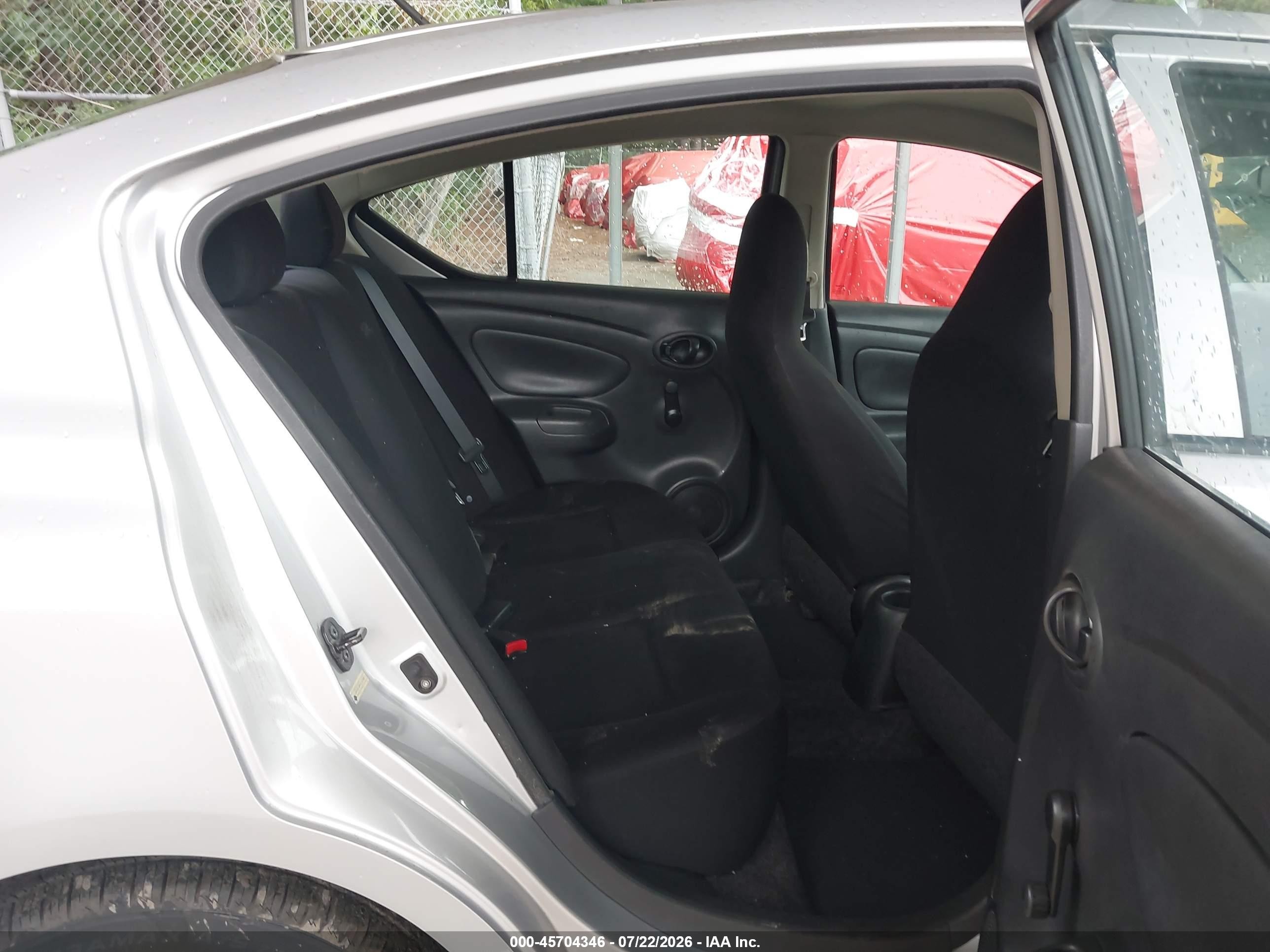 2012 Nissan Versa 1.6 S Silver vin: 3N1CN7AP5CL802640