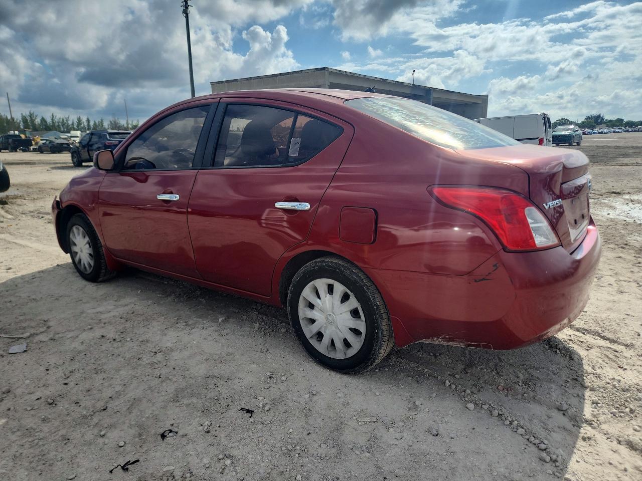 2012 Nissan Versa 1.6 S Burgundy vin: 3N1CN7AP5CL869755