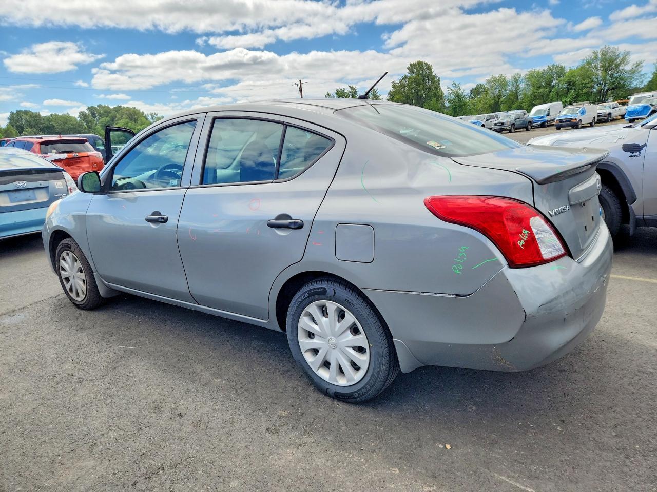 2012 Nissan Versa 1.6 S Silver vin: 3N1CN7AP5CL884479