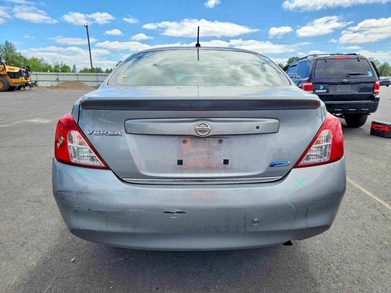 2012 Nissan Versa 1.6 S Silver vin: 3N1CN7AP5CL884479