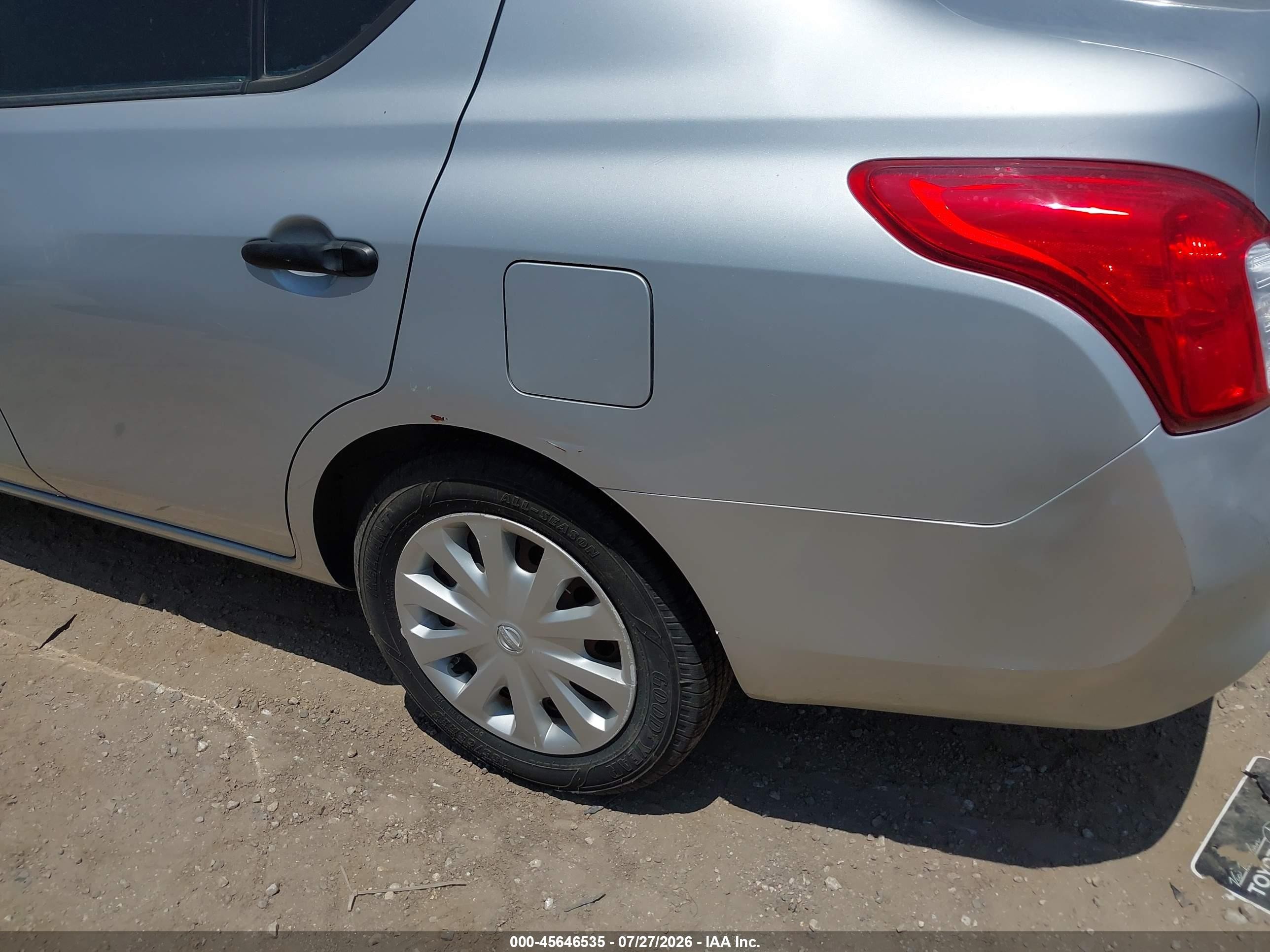 2012 Nissan Versa 1.6 S Silver vin: 3N1CN7AP5CL901362