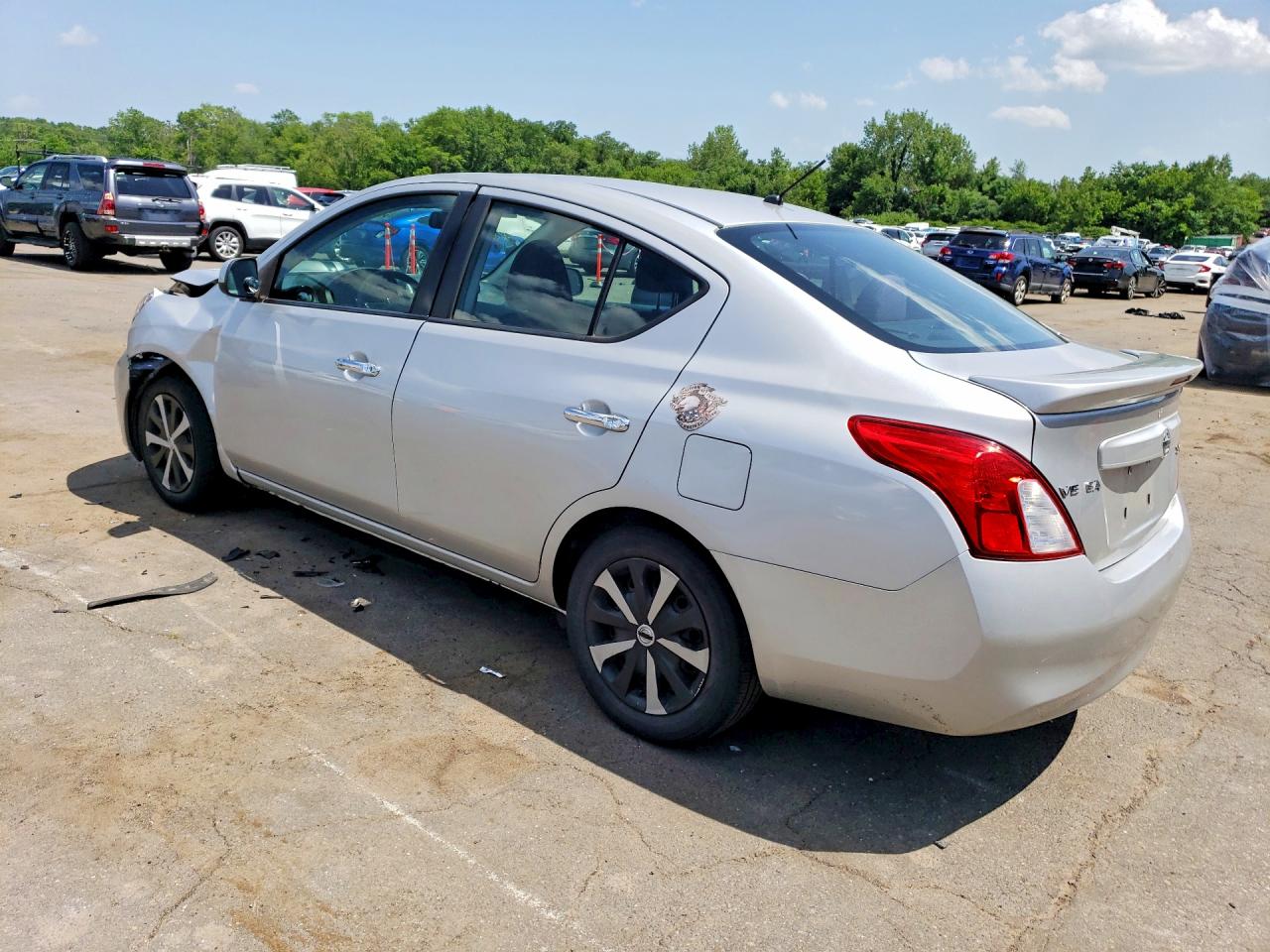 2013 Nissan Versa 1.6 S Silver vin: 3N1CN7AP5DL827720