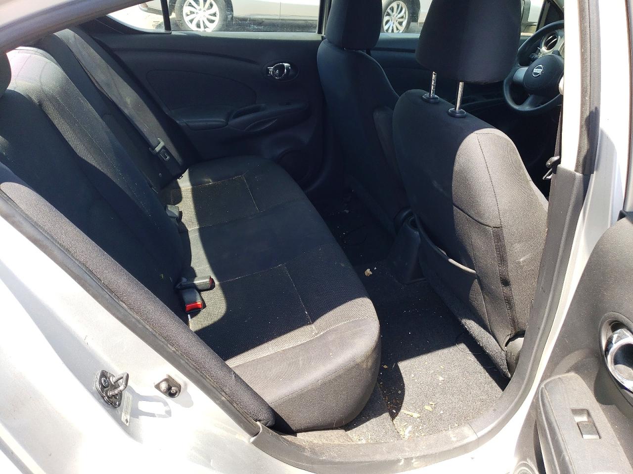 2013 Nissan Versa 1.6 S Silver vin: 3N1CN7AP5DL827720