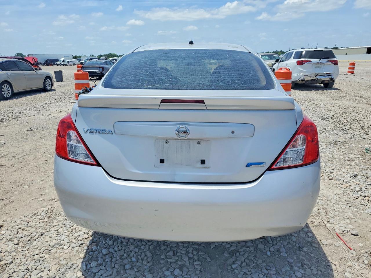 2013 Nissan Versa 1.6 S Silver vin: 3N1CN7AP5DL850088