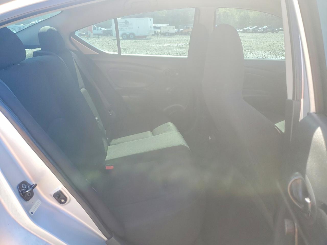 2015 Nissan Versa 1.6 S Серебряный vin: 3N1CN7AP5FL896183