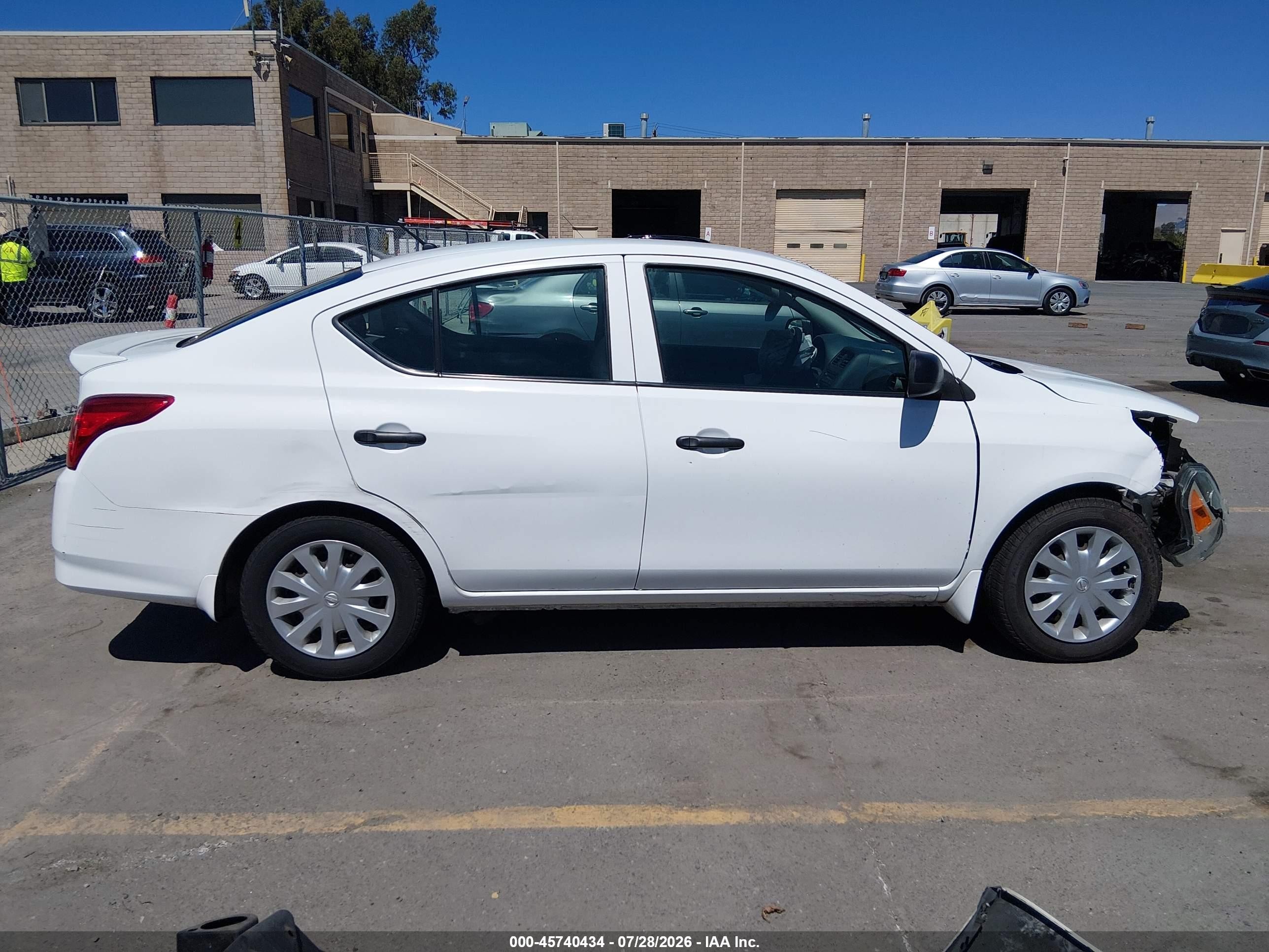 2015 Nissan Versa 1.6 S+ Белый vin: 3N1CN7AP5FL941882
