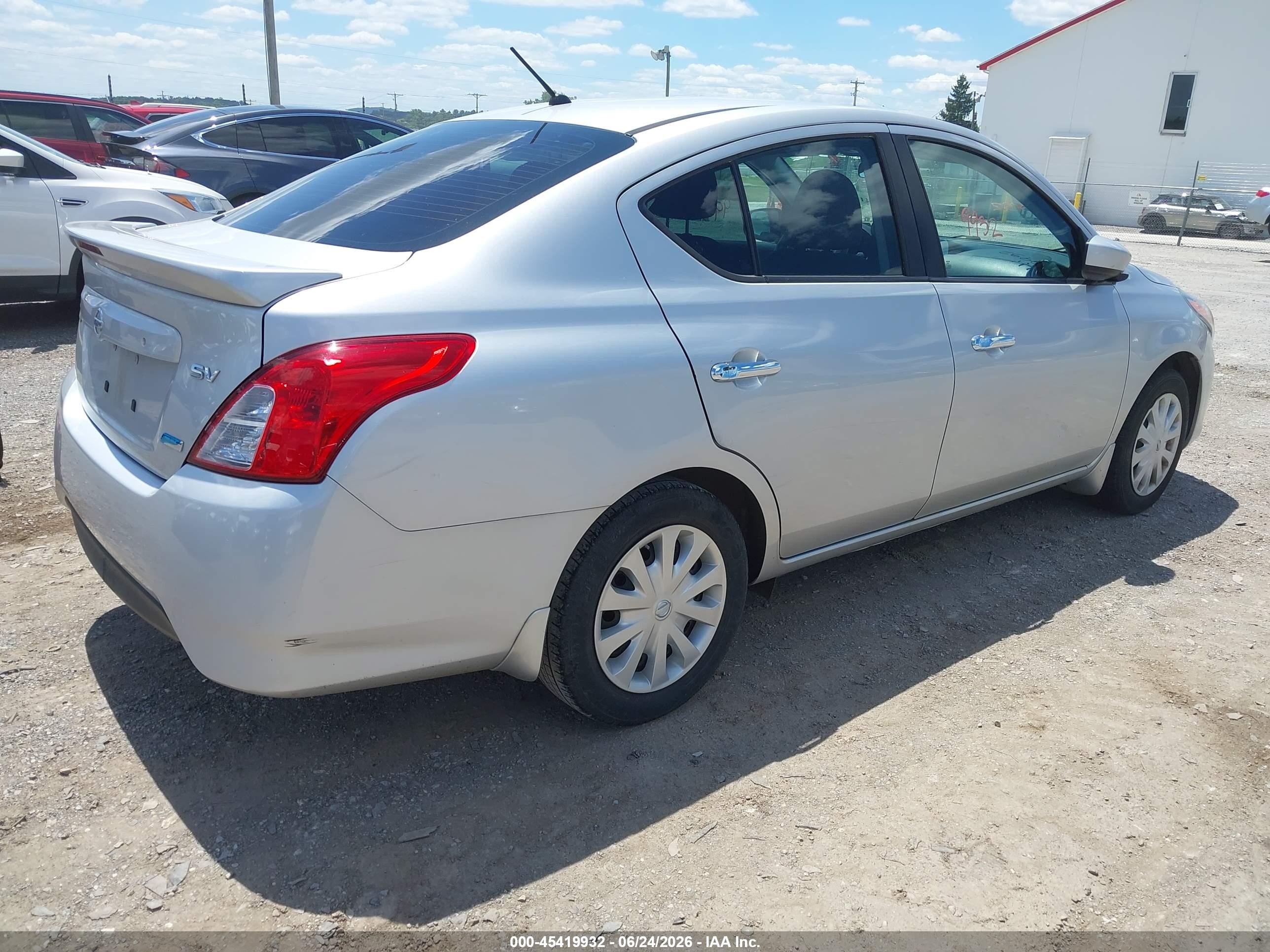 2015 Nissan Versa 1.6 Sv Silver vin: 3N1CN7AP5FL956673
