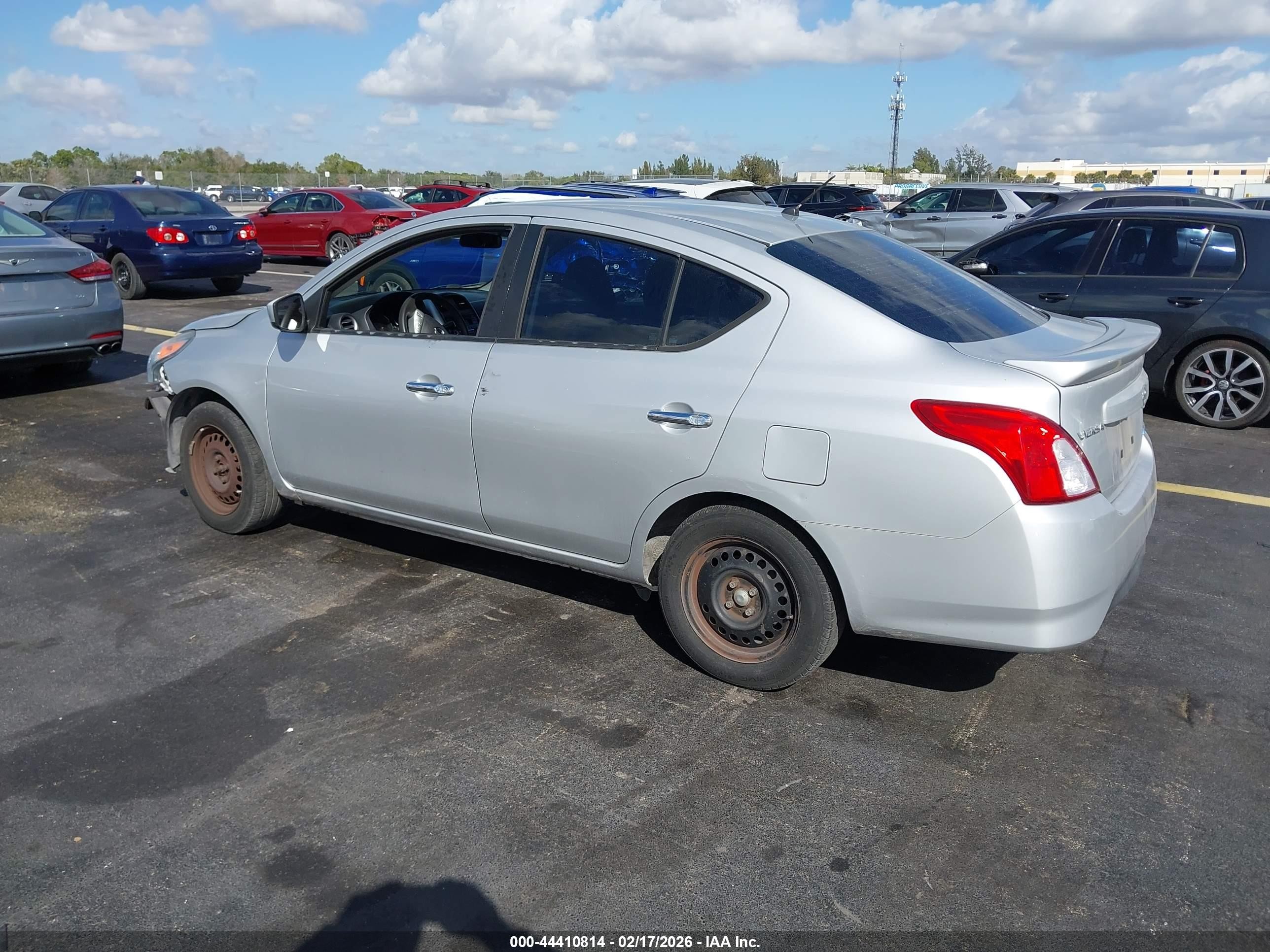 2016 Nissan Versa 1.6 S/1.6 S+/1.6 Sl/1.6 Sv Silver vin: 3N1CN7AP5GL833442