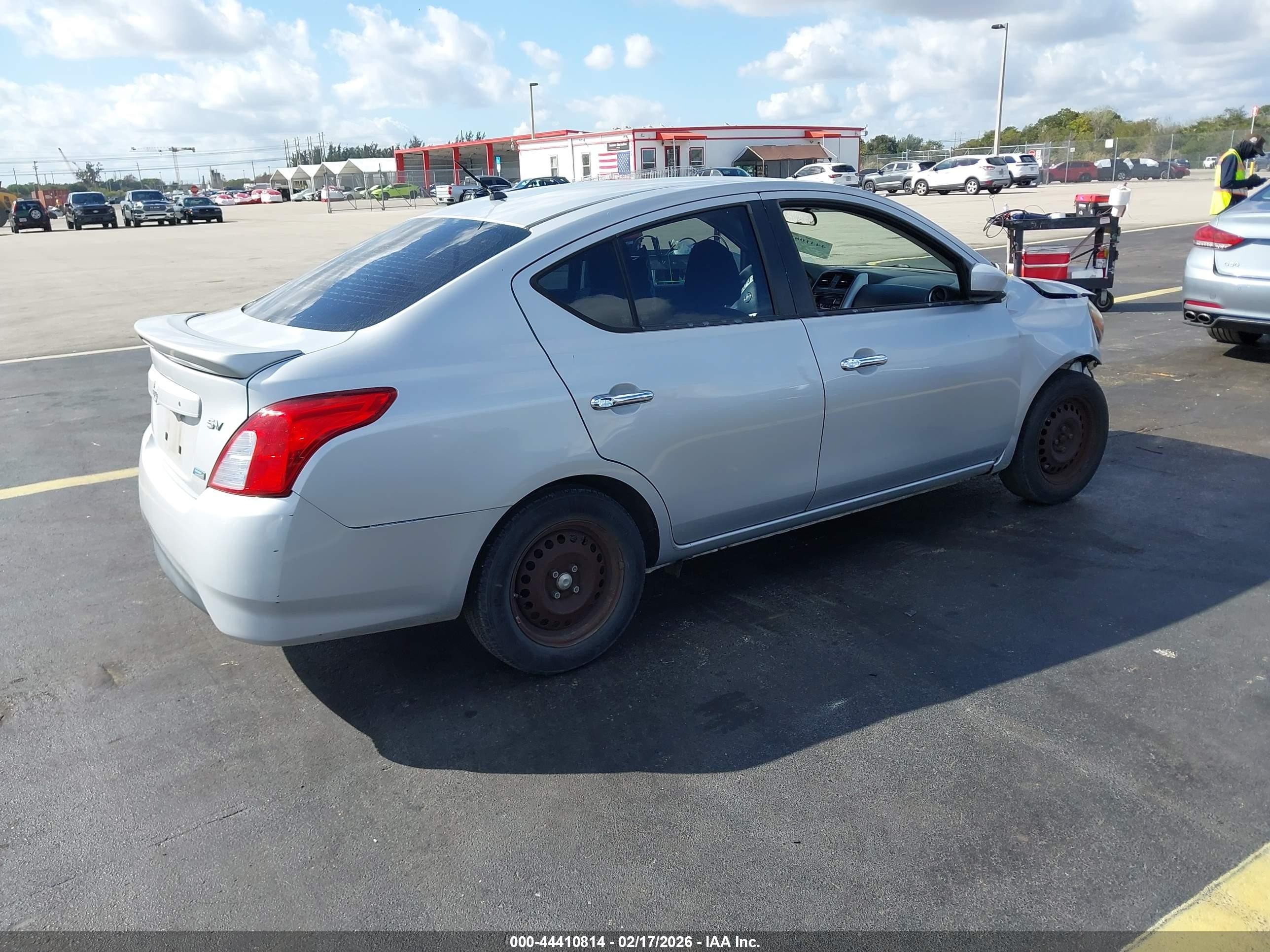 2016 Nissan Versa 1.6 S/1.6 S+/1.6 Sl/1.6 Sv Silver vin: 3N1CN7AP5GL833442