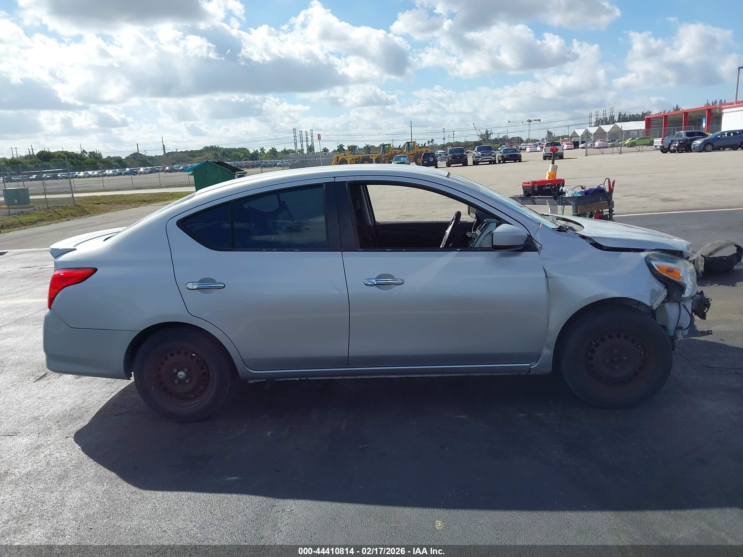 2016 Nissan Versa 1.6 S/1.6 S+/1.6 Sl/1.6 Sv Silver vin: 3N1CN7AP5GL833442