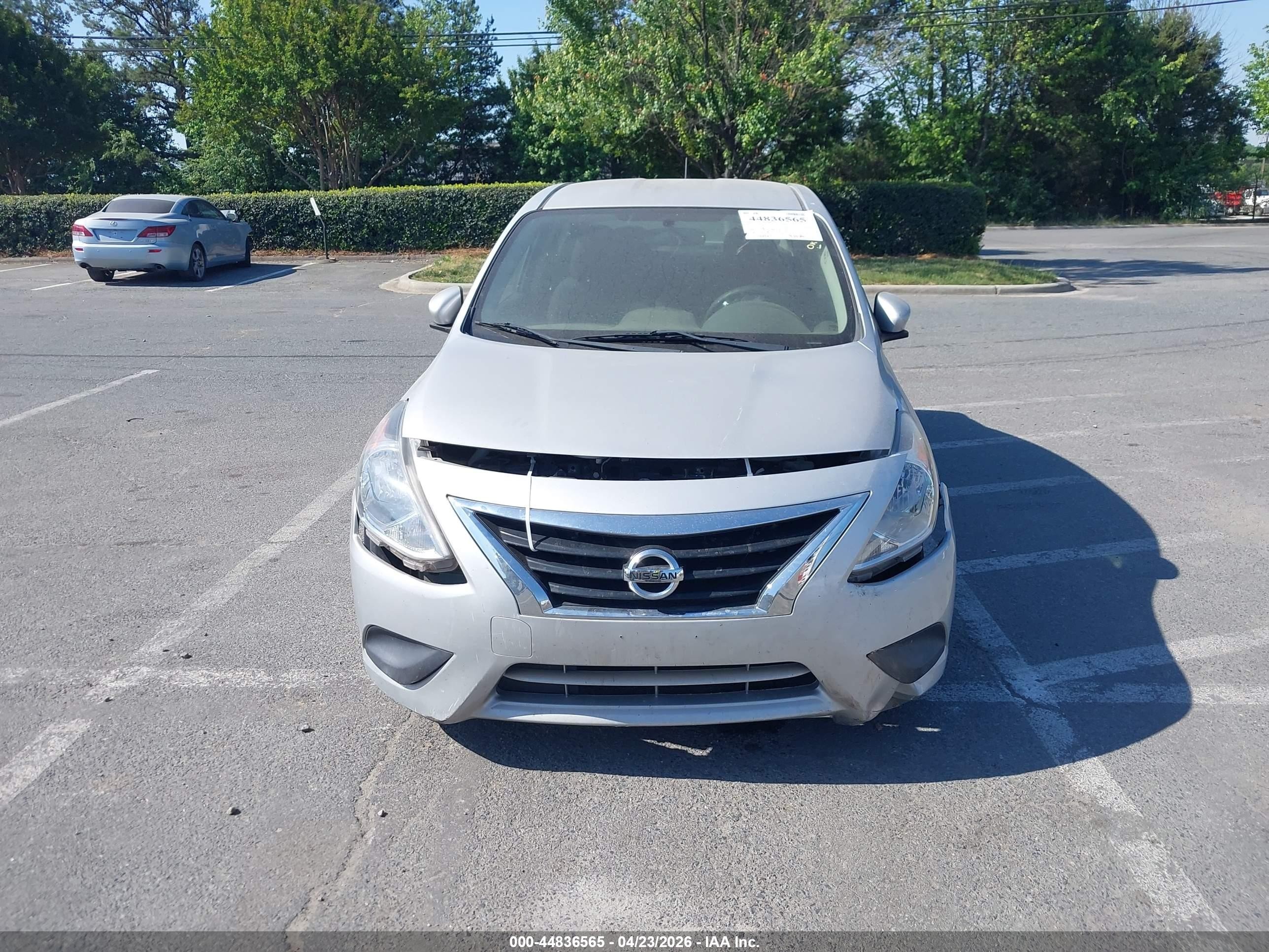 2018 Nissan Versa 1.6 S+ Silver vin: 3N1CN7AP5JL841418