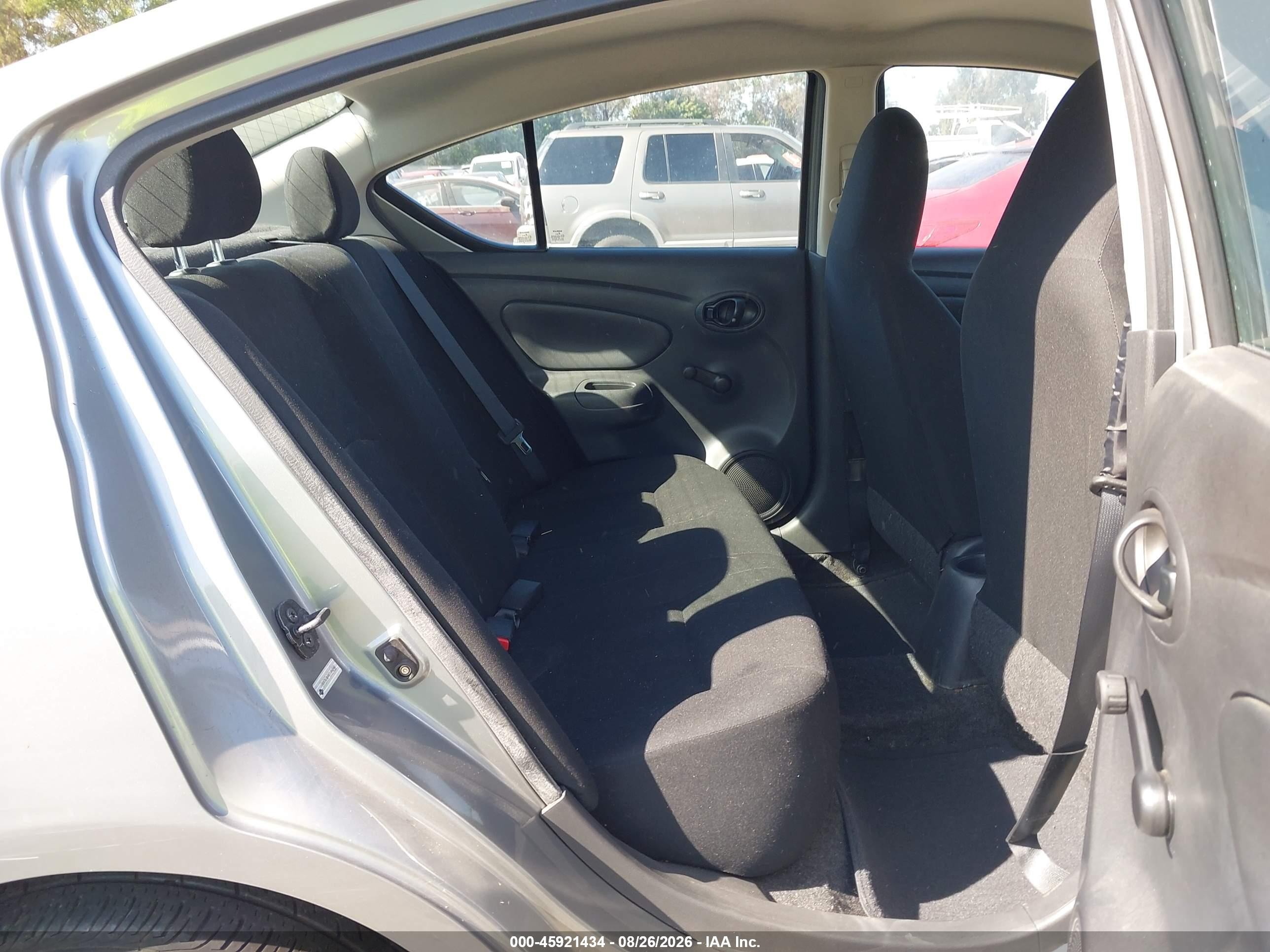 2012 Nissan Versa 1.6 S Silver vin: 3N1CN7AP6CL854388