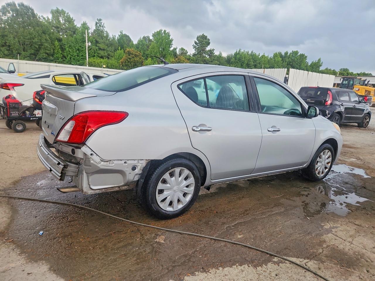 2013 Nissan Versa 1.6 S Silver vin: 3N1CN7AP6DL858989