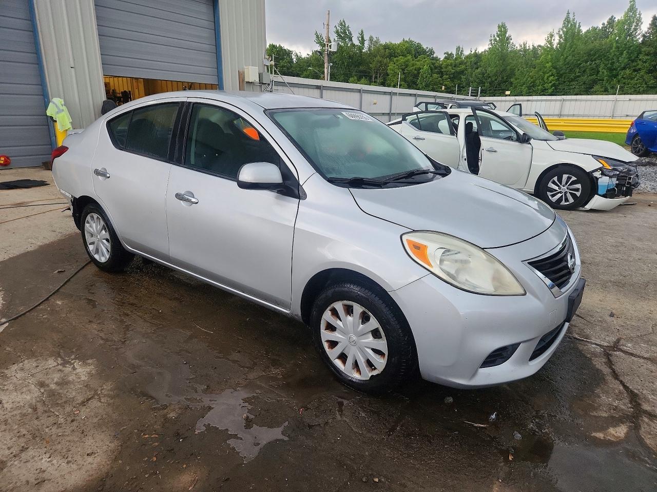 2013 Nissan Versa 1.6 S Silver vin: 3N1CN7AP6DL858989