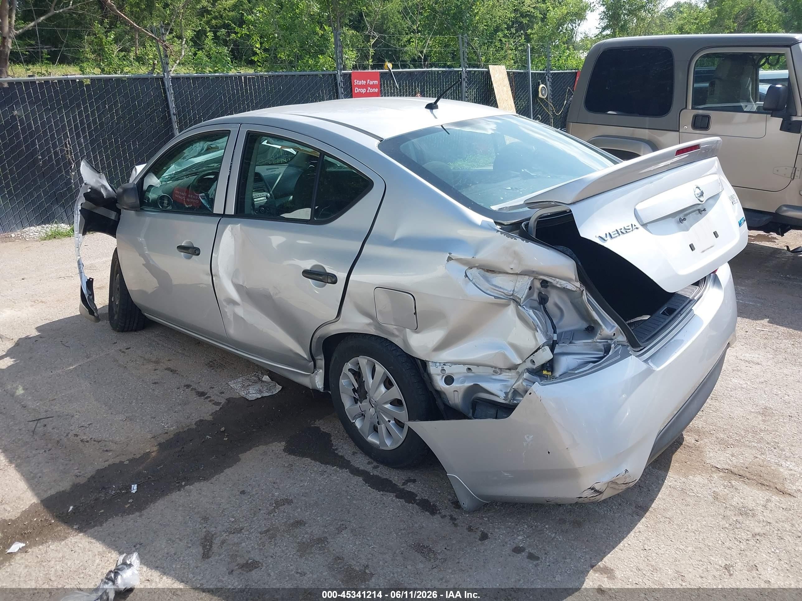 2015 Nissan Versa 1.6 S+ Silver vin: 3N1CN7AP6FL867291
