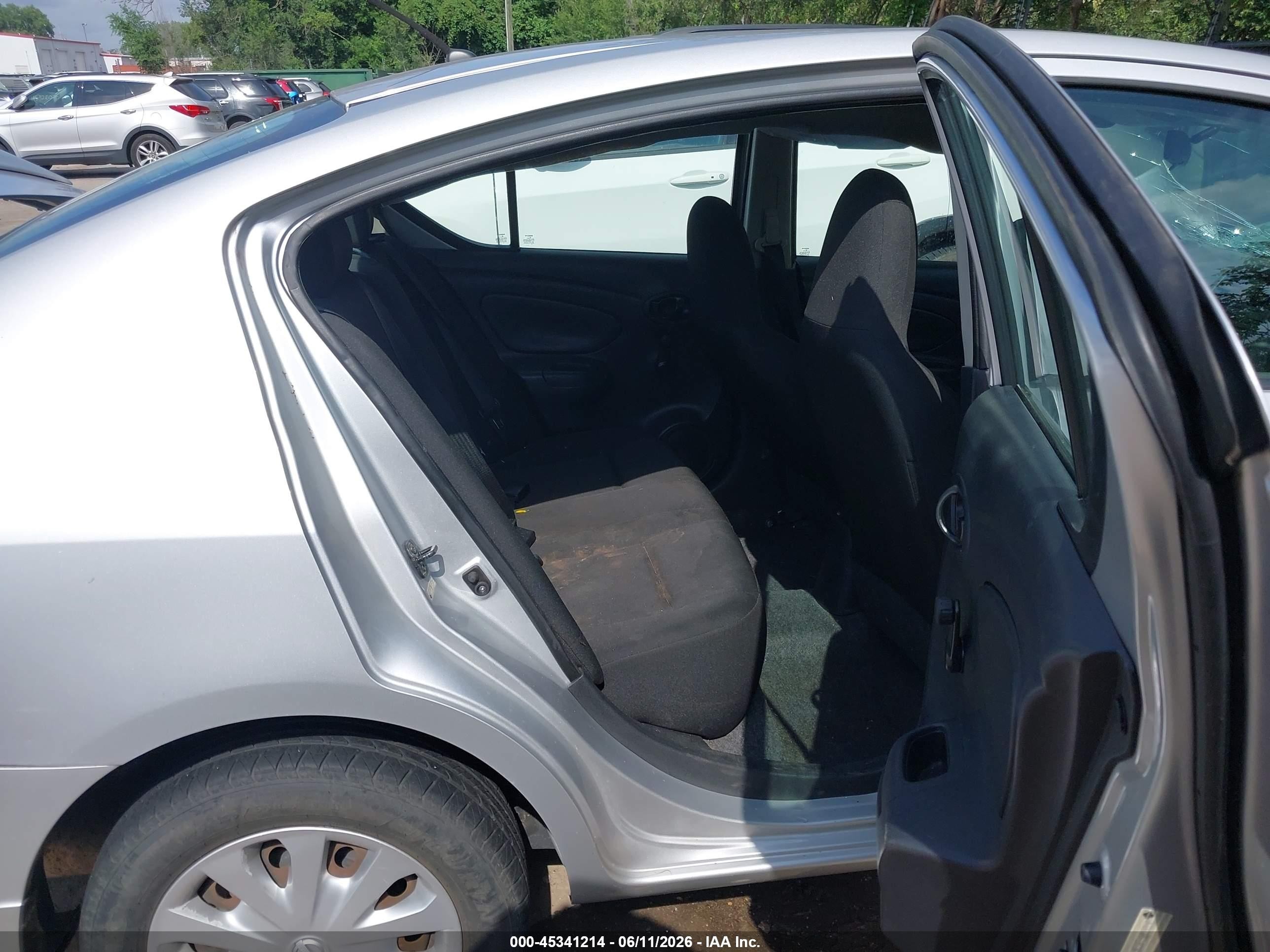 2015 Nissan Versa 1.6 S+ Silver vin: 3N1CN7AP6FL867291
