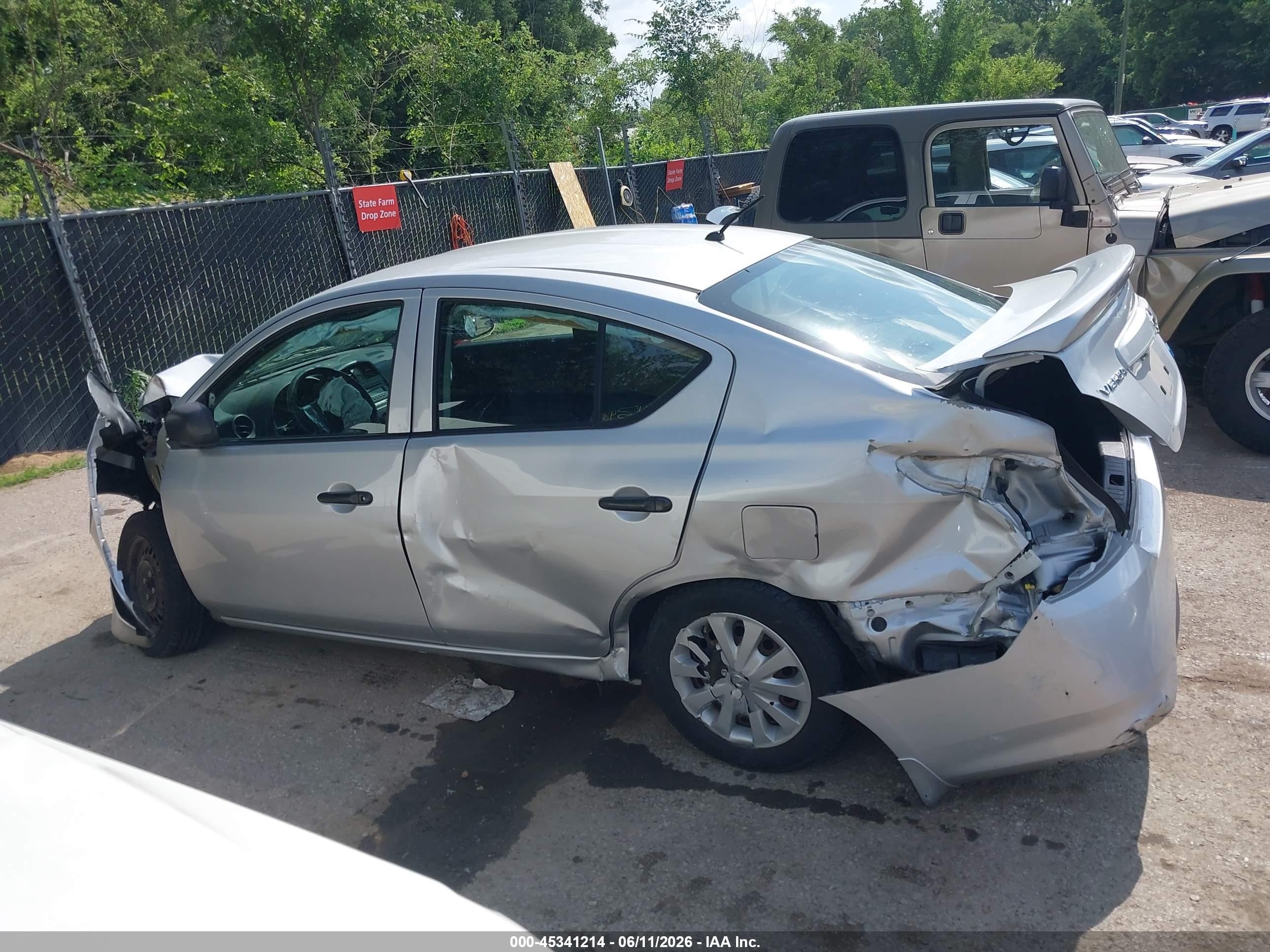 2015 Nissan Versa 1.6 S+ Silver vin: 3N1CN7AP6FL867291