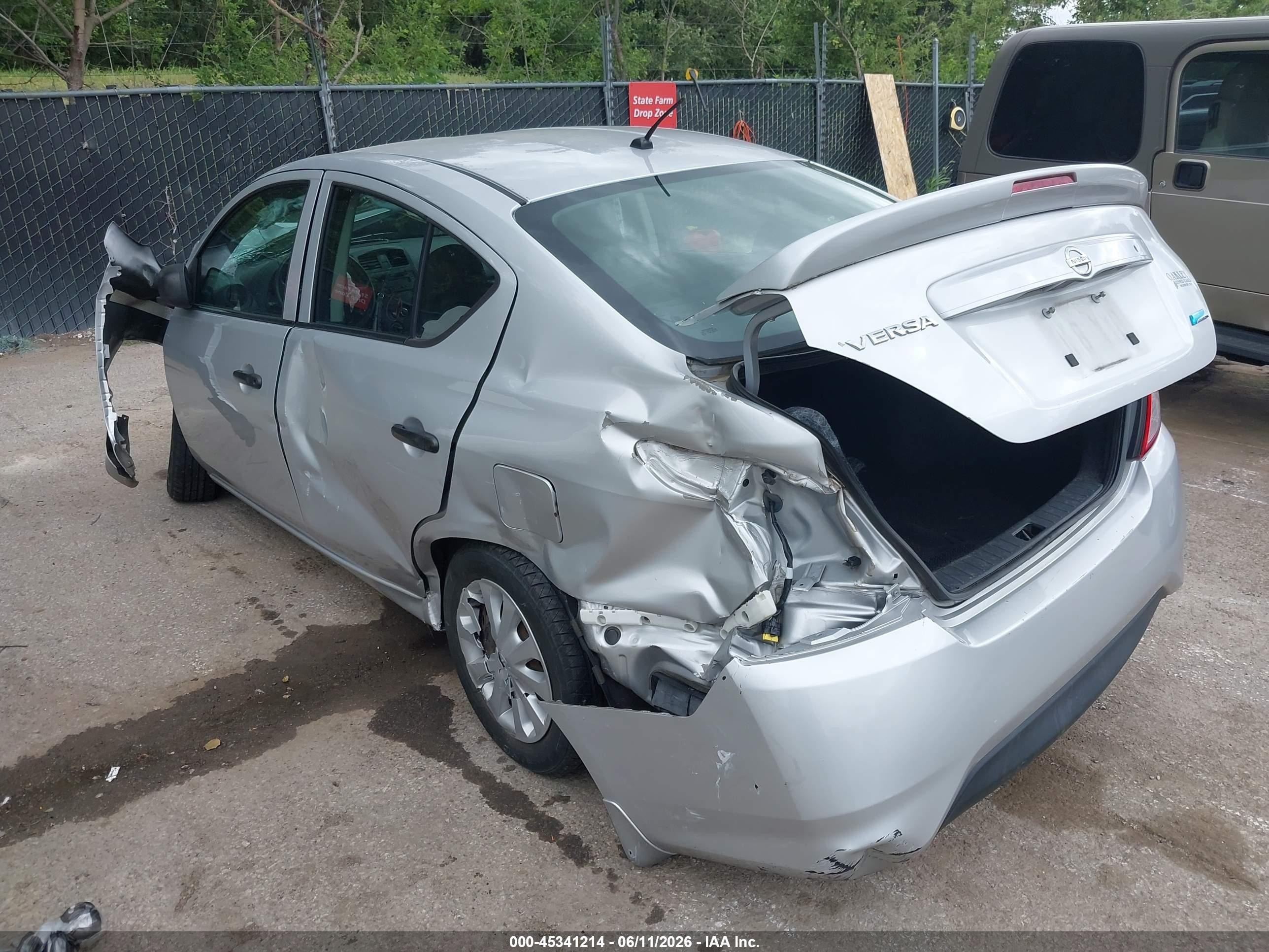 2015 Nissan Versa 1.6 S+ Silver vin: 3N1CN7AP6FL867291