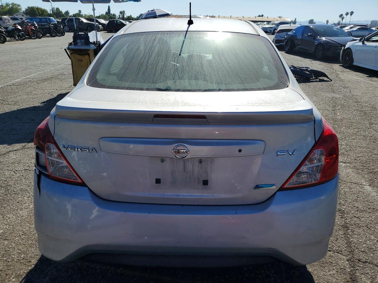 2015 Nissan Versa 1.6 Sv Silver vin: 3N1CN7AP6FL940868