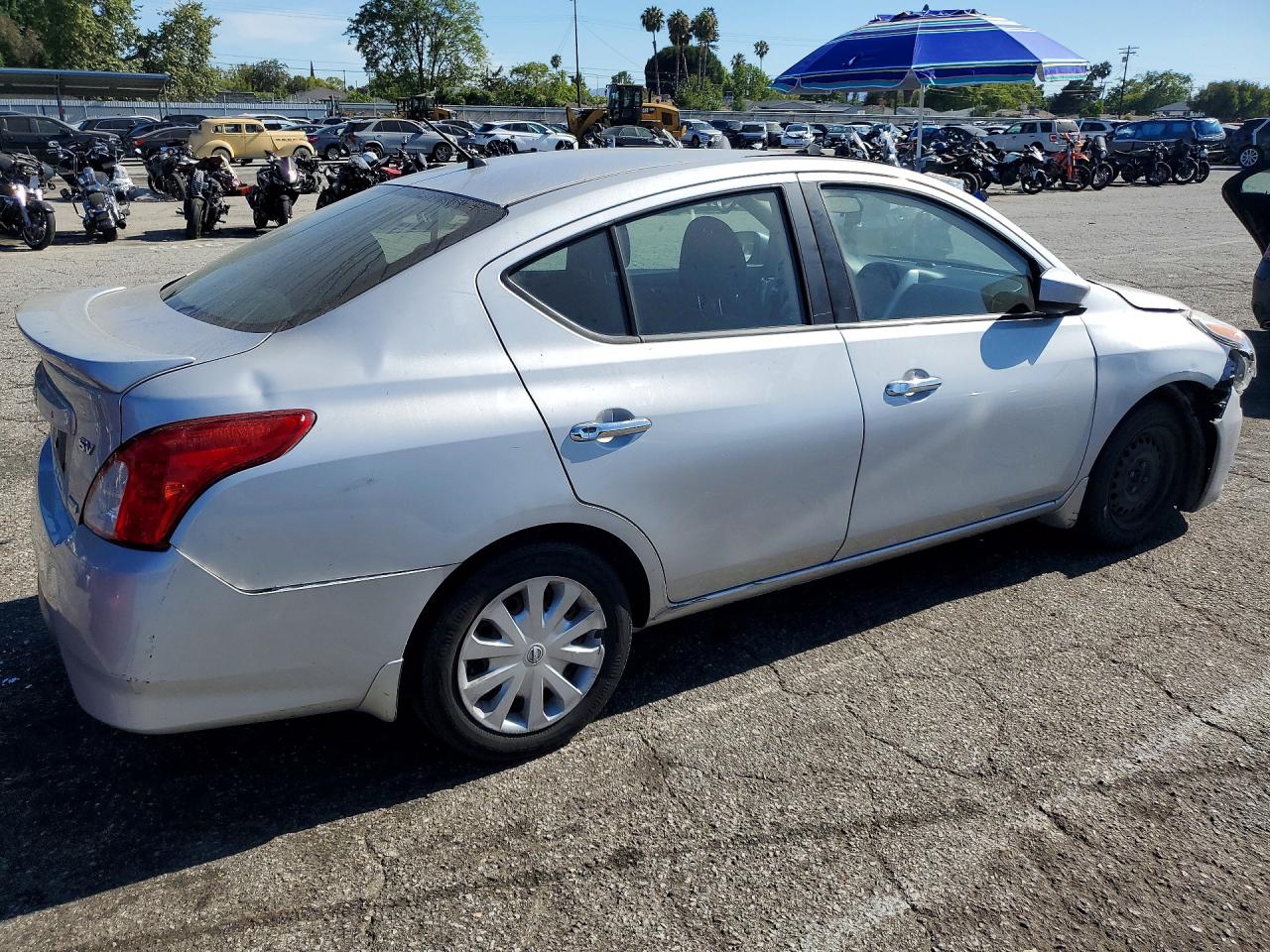 2015 Nissan Versa 1.6 Sv Silver vin: 3N1CN7AP6FL940868