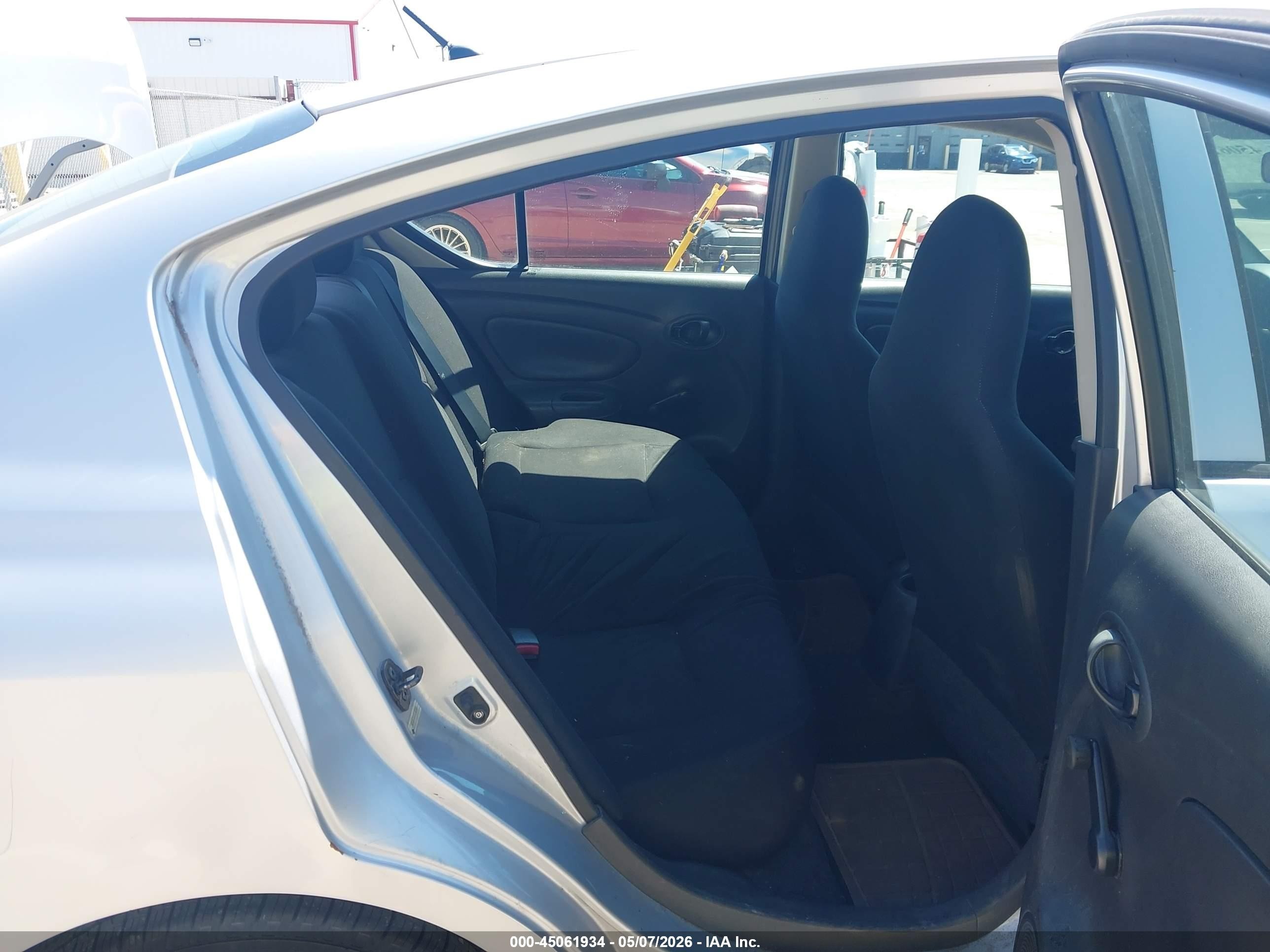 2012 Nissan Versa 1.6 S Silver vin: 3N1CN7AP7CL861561