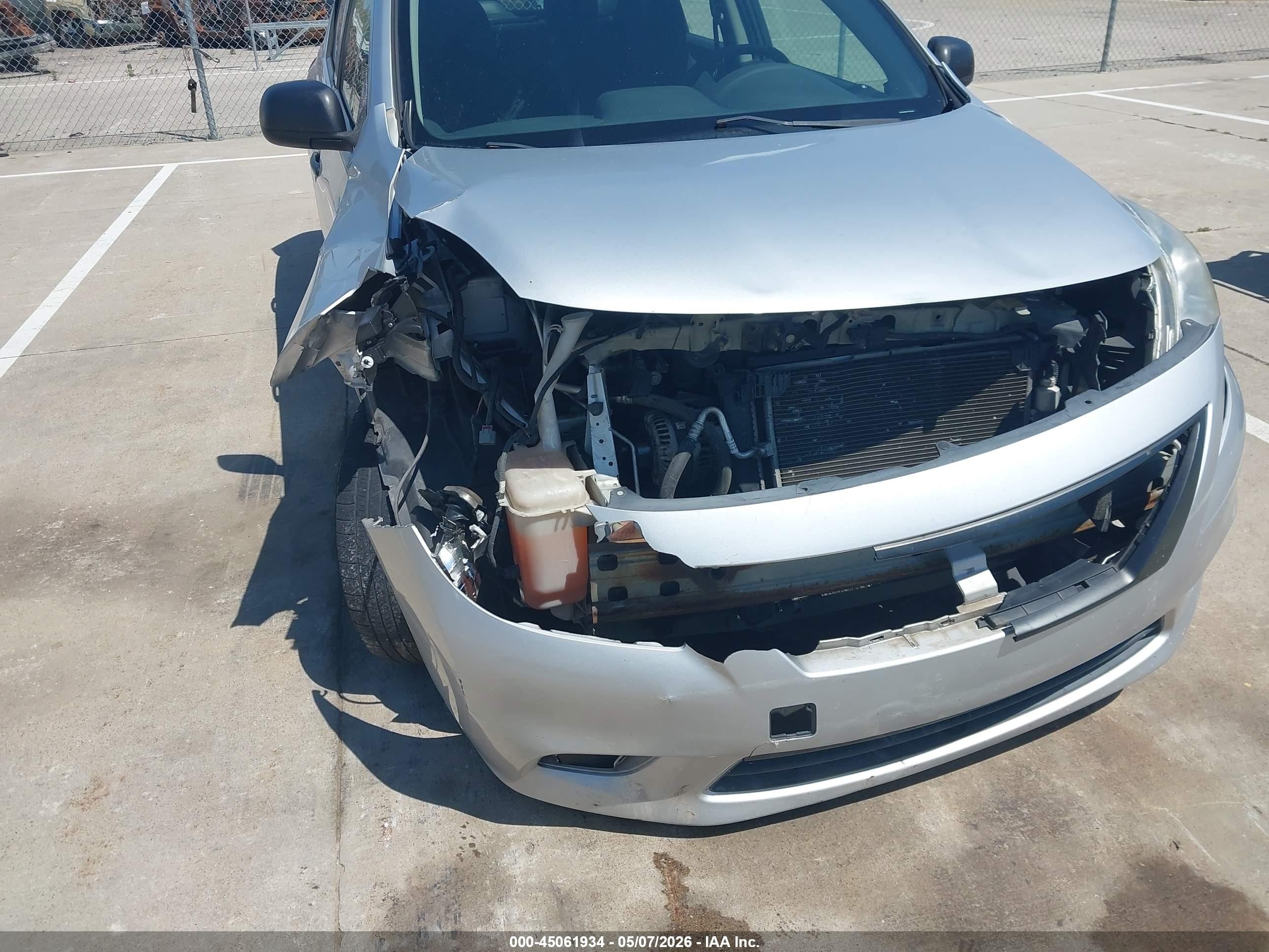 2012 Nissan Versa 1.6 S Silver vin: 3N1CN7AP7CL861561
