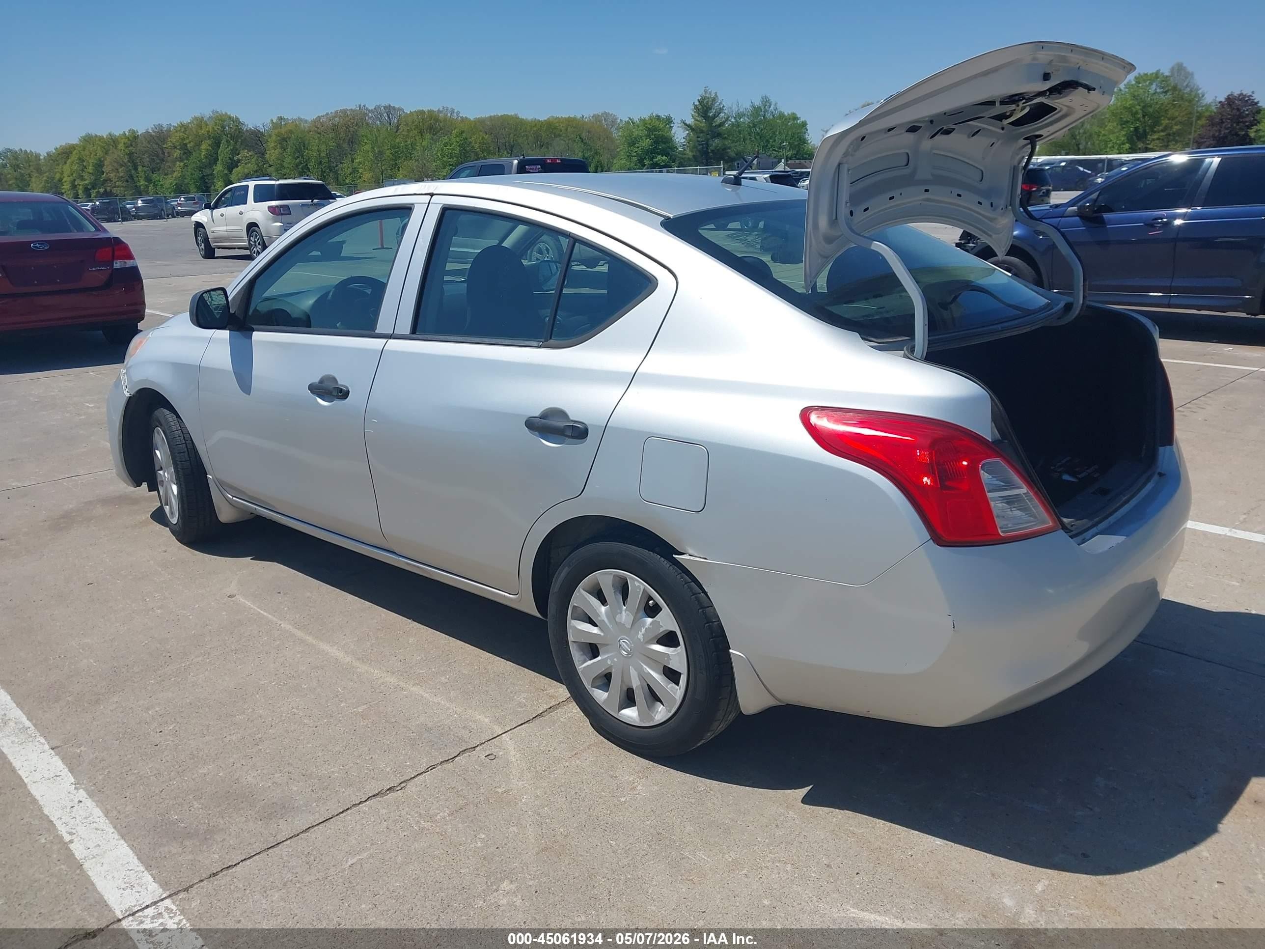 2012 Nissan Versa 1.6 S Silver vin: 3N1CN7AP7CL861561