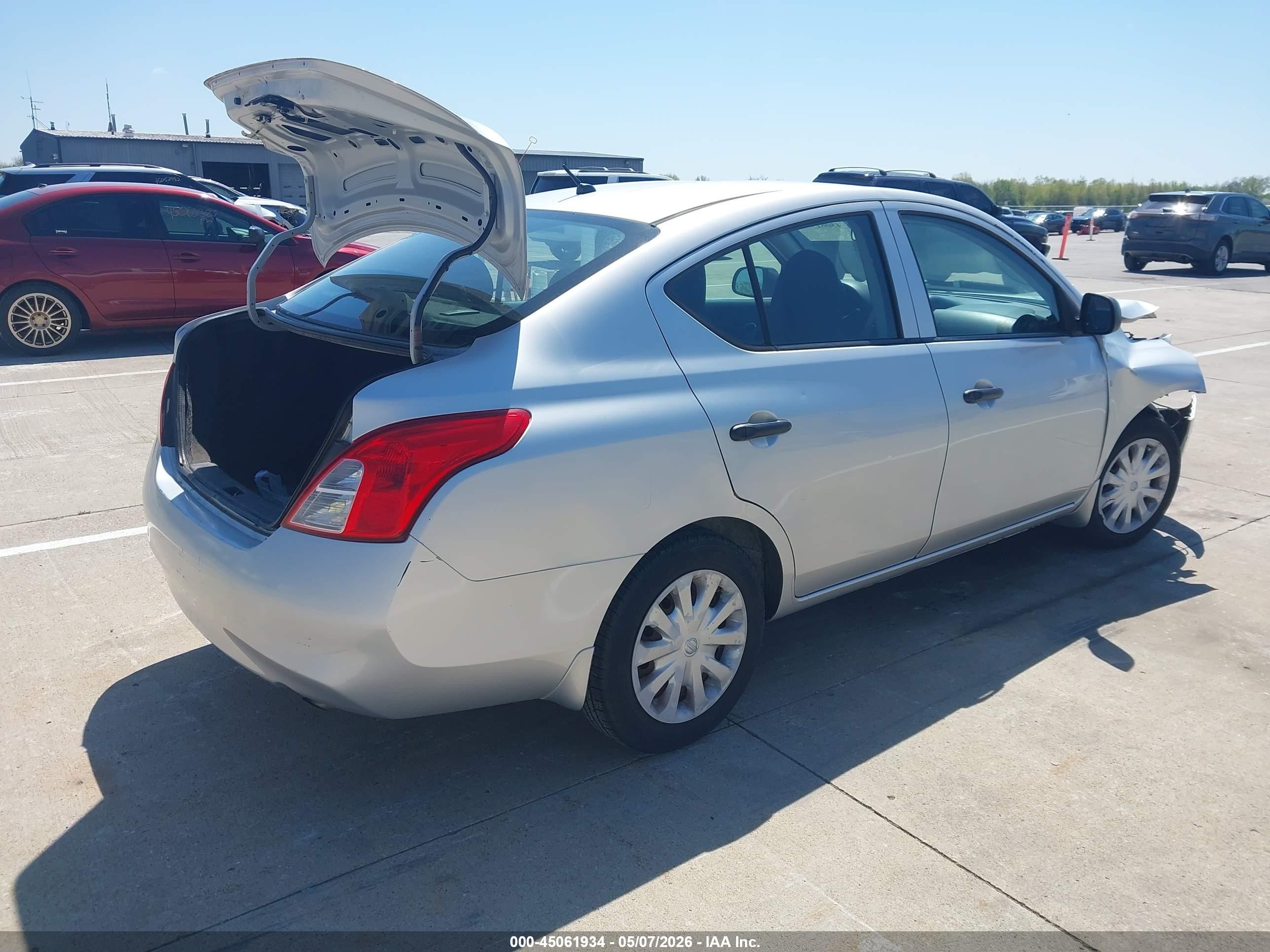 2012 Nissan Versa 1.6 S Silver vin: 3N1CN7AP7CL861561