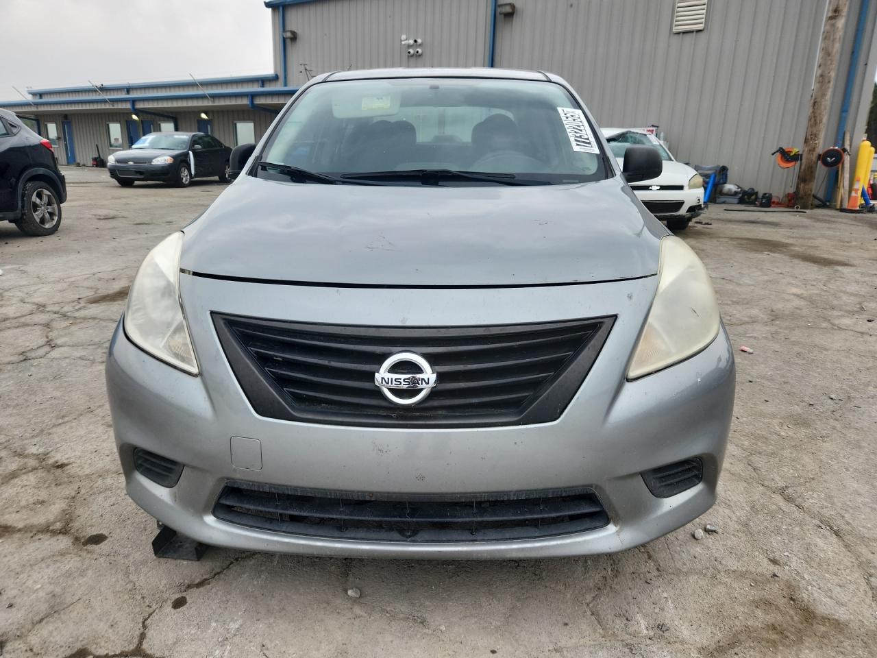 2012 Nissan Versa 1.6 S Белый vin: 3N1CN7AP7CL861642 Damage: Hood, Dent(S) W/ Paint Dmg, 4 To 5 Inches