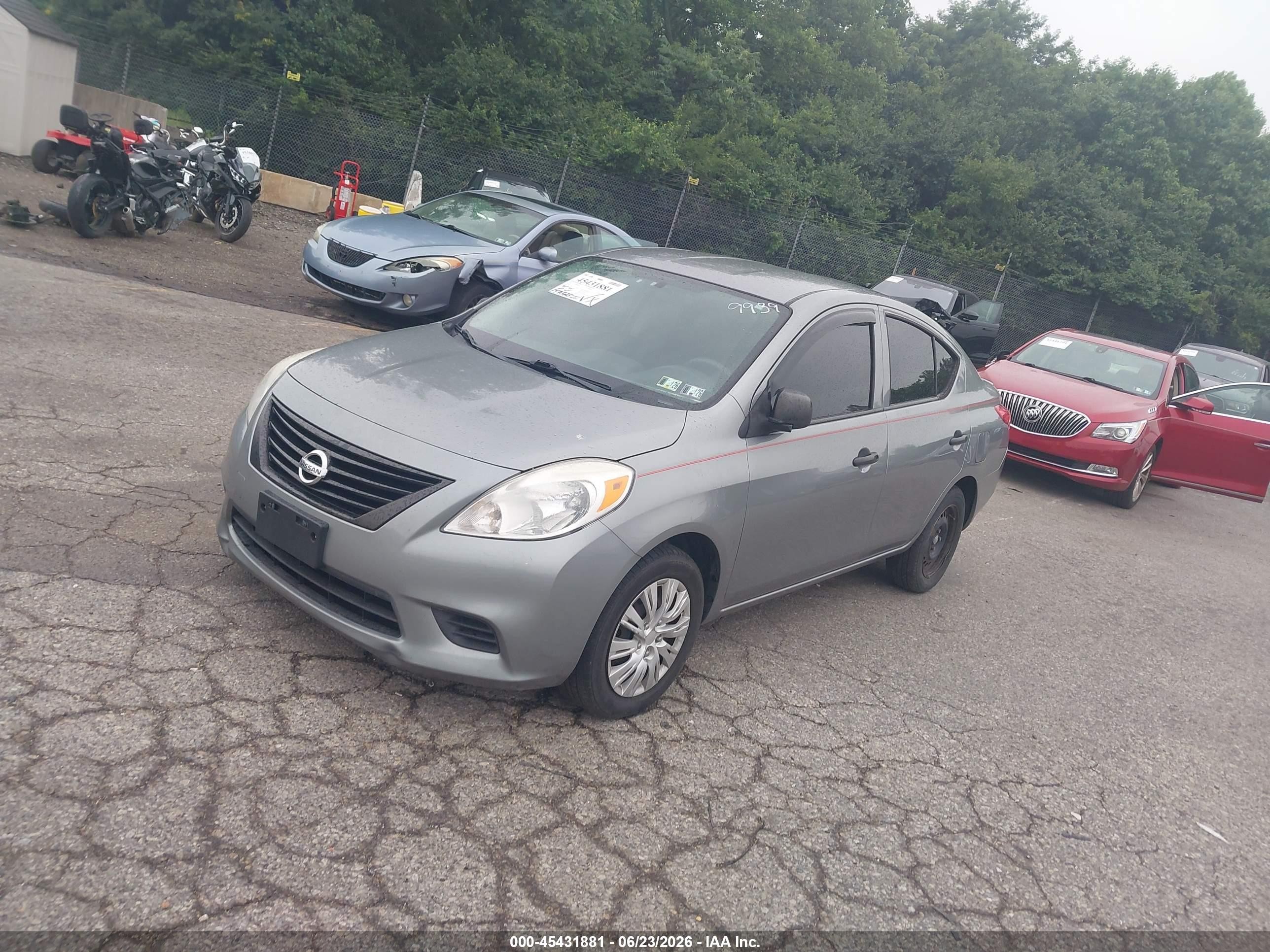 2013 Nissan Versa 1.6 S Серый vin: 3N1CN7AP7DL859939