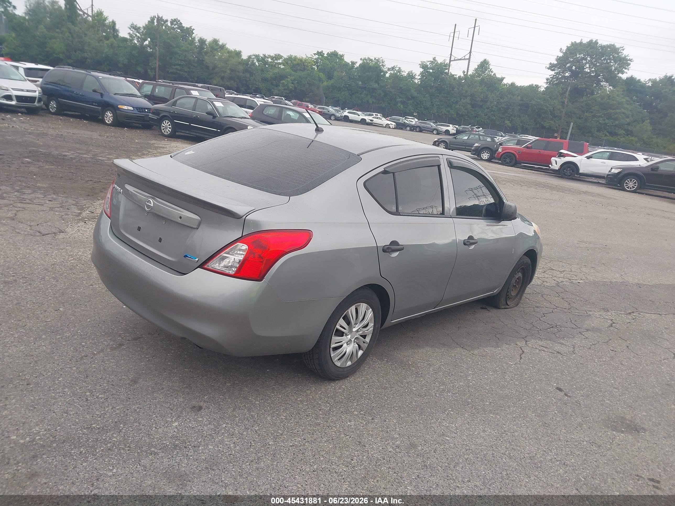 2013 Nissan Versa 1.6 S Серый vin: 3N1CN7AP7DL859939