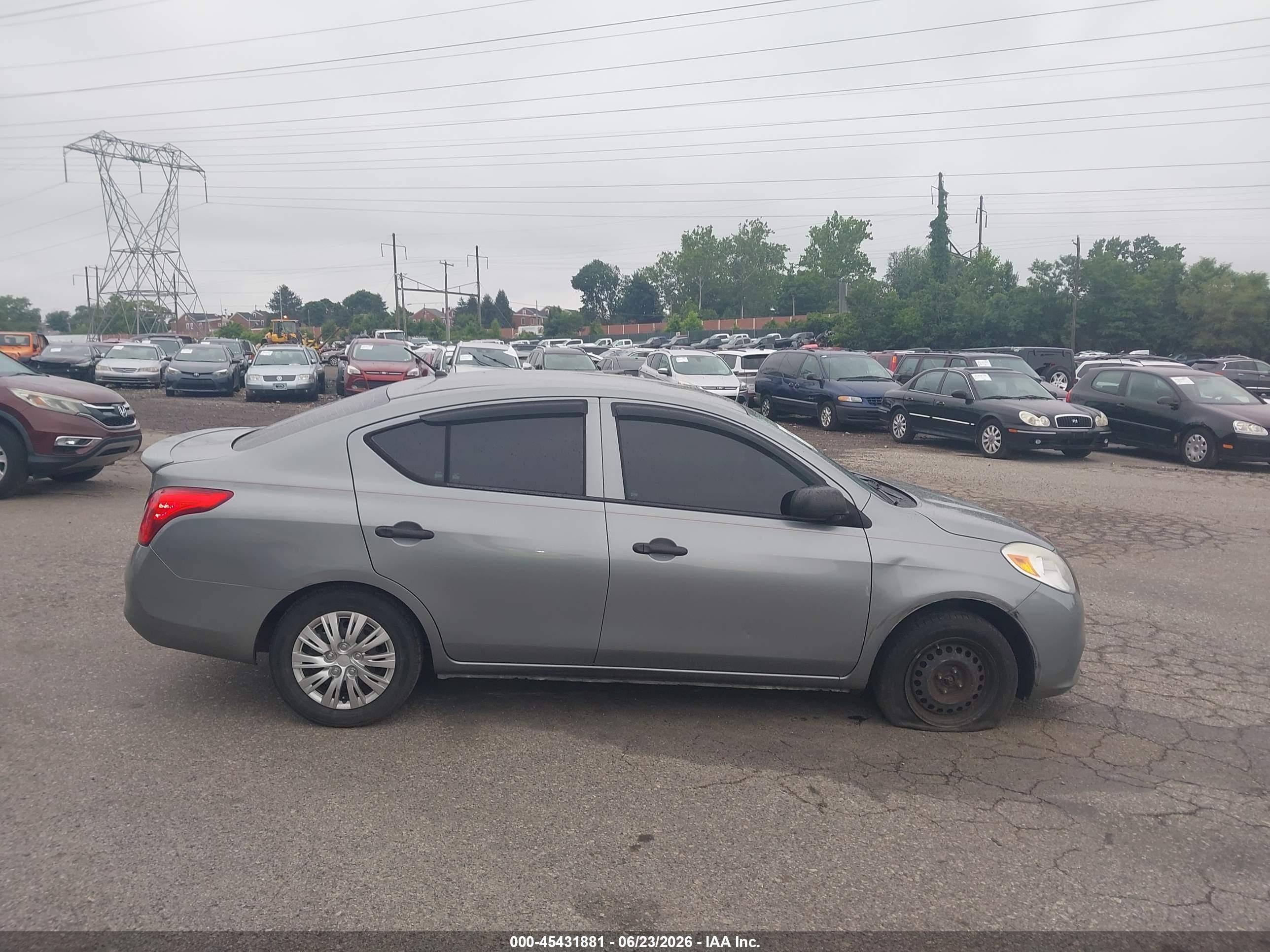 2013 Nissan Versa 1.6 S Серый vin: 3N1CN7AP7DL859939