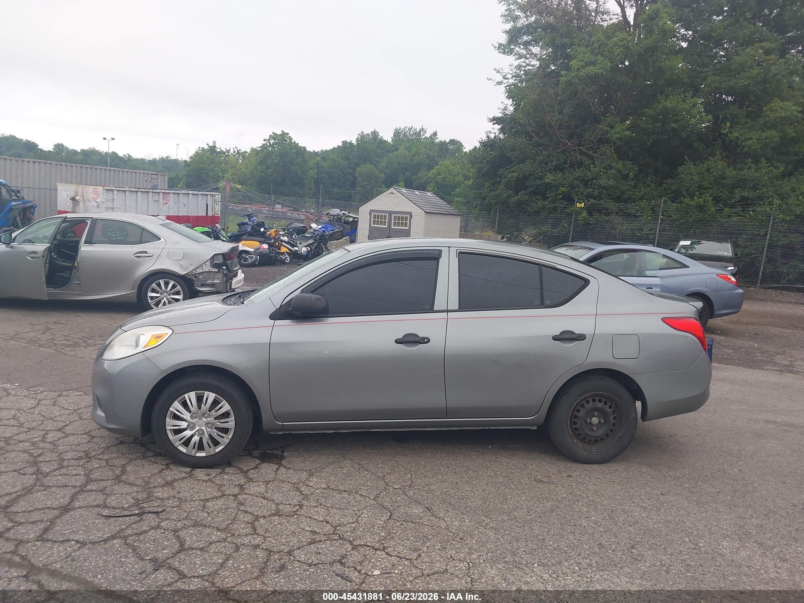 2013 Nissan Versa 1.6 S Серый vin: 3N1CN7AP7DL859939