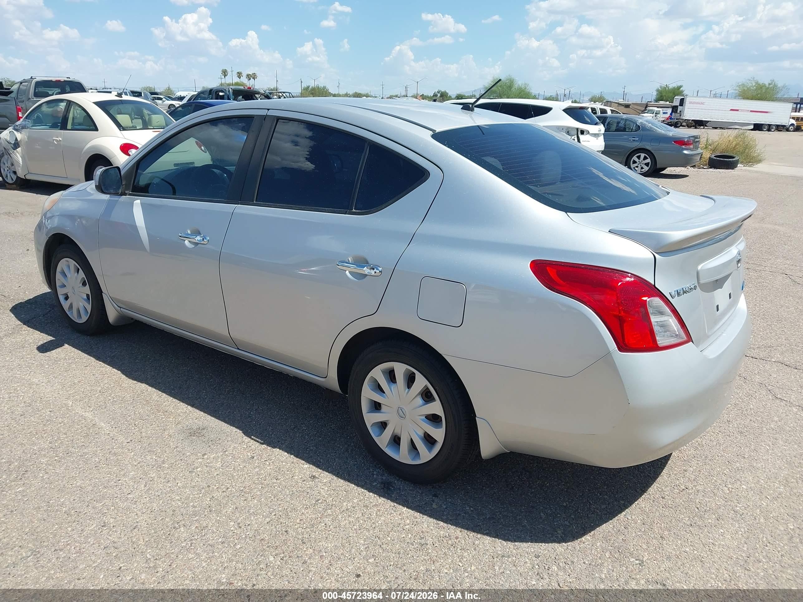 2013 Nissan Versa 1.6 Sv Серебряный vin: 3N1CN7AP7DL871346