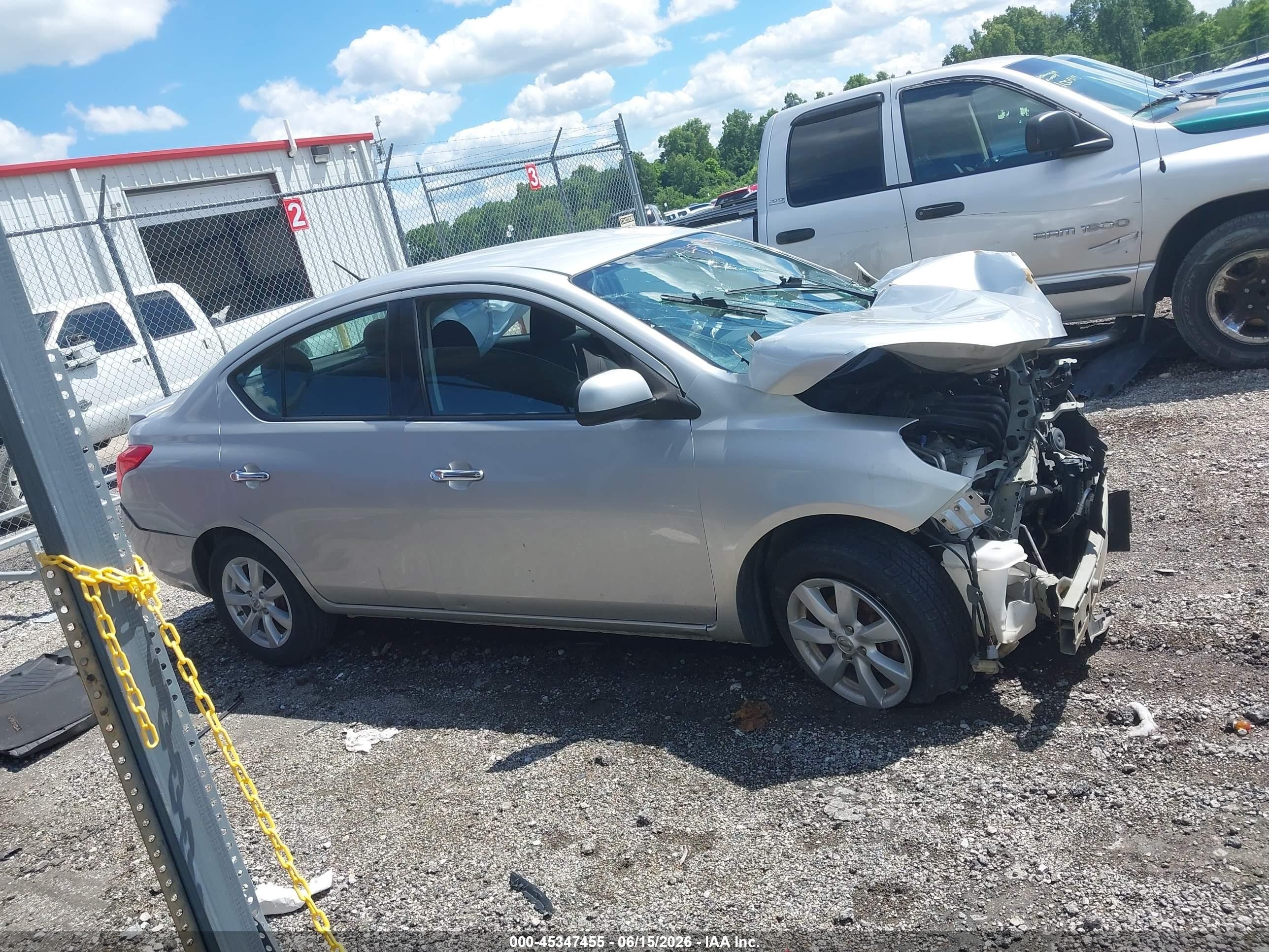 2014 Nissan Versa 1.6 Sv Silver vin: 3N1CN7AP7EL830457