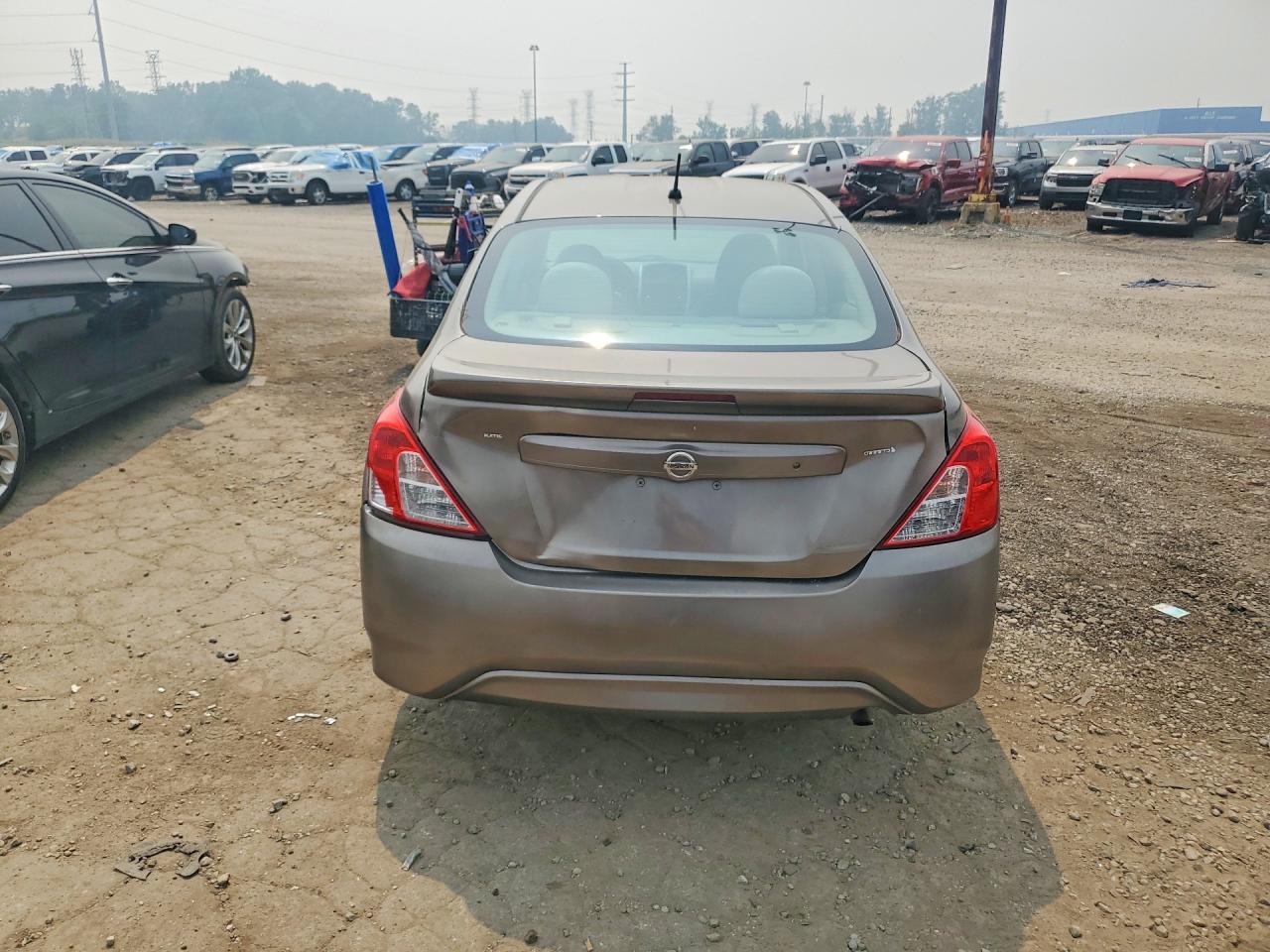 2015 Nissan Versa 1.6 Sv Gray vin: 3N1CN7AP7FL843016