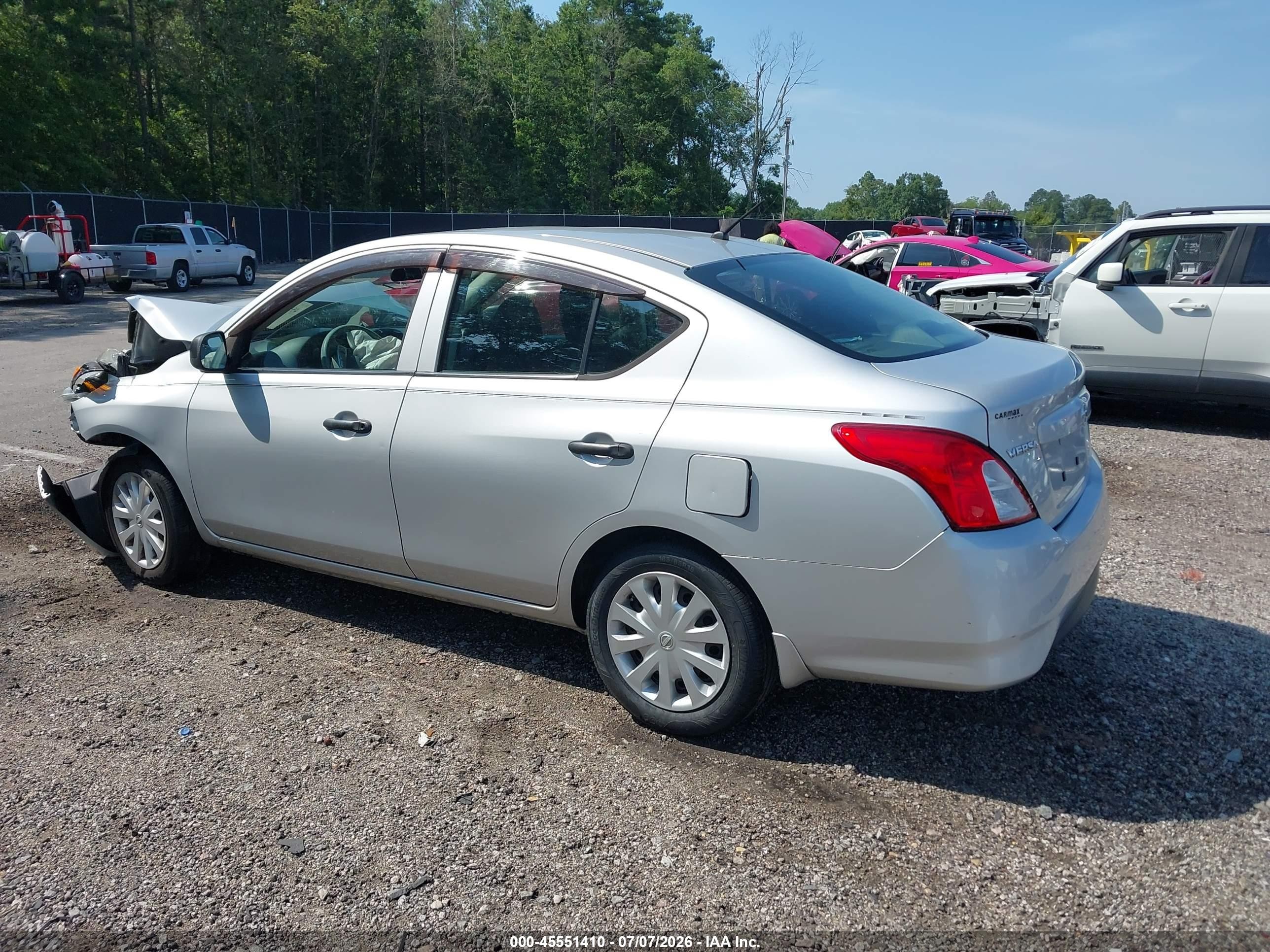 2015 Nissan Versa 1.6 S Silver vin: 3N1CN7AP7FL912030